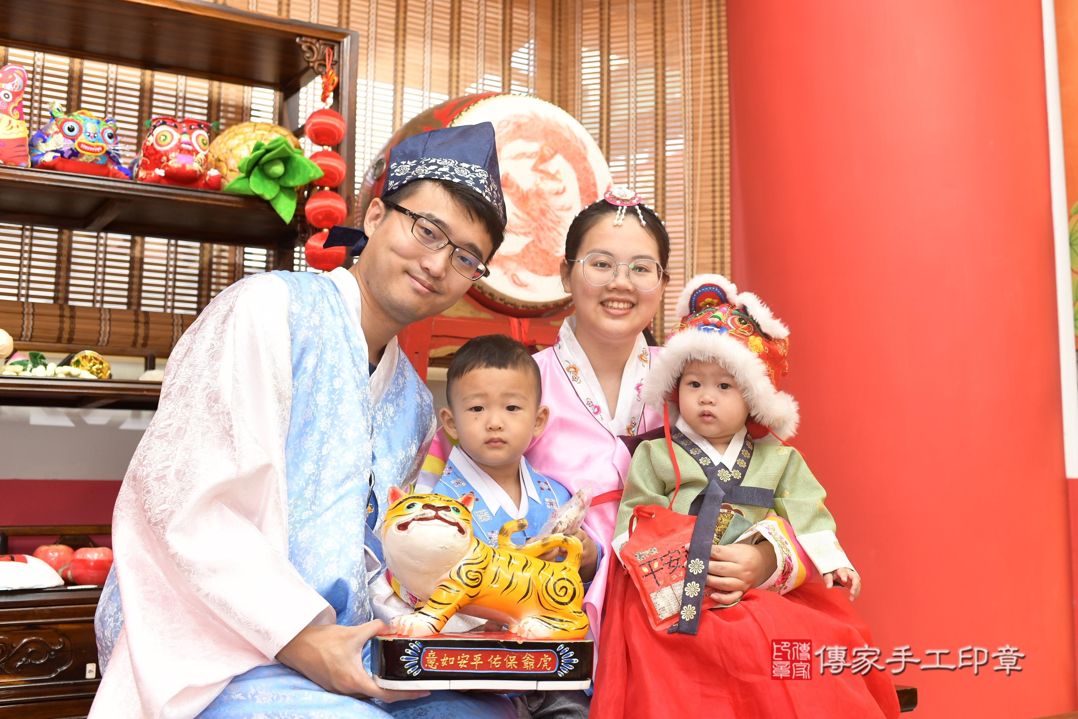 傳家手工印章高雄店、抓周、度脺、中國風會場、傳家嬰兒古禮、吉祥話、抓周道具物品24種、拍照。抓周證書。寶寶抓周、滿周歲、生日快樂、祝福 傳家手工印章高雄店、抓周、度脺、中國風會場、傳家嬰兒古禮、吉祥話、抓周道具物品24種、拍照。抓周證書。寶寶抓周、滿周歲、生日快樂、祝福