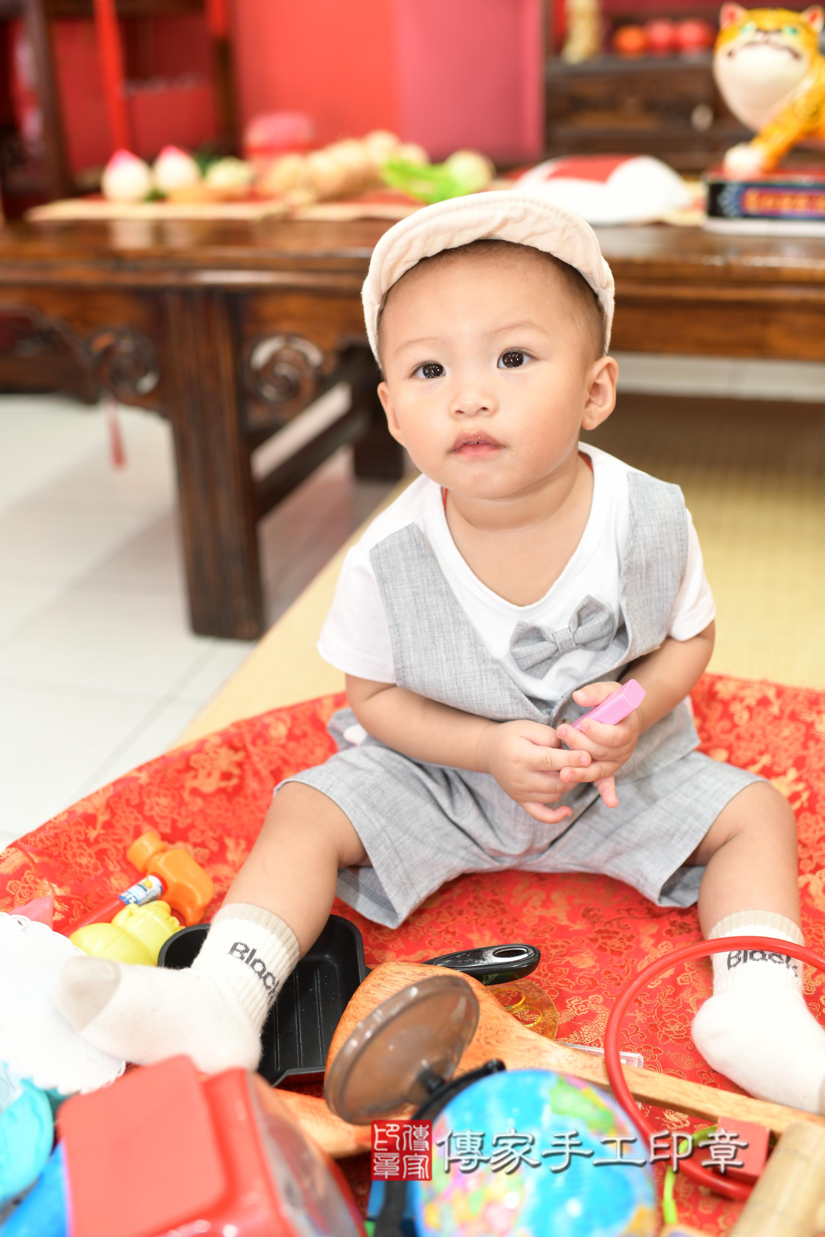 傳家手工印章高雄店、抓周、度脺、中國風會場、傳家嬰兒古禮、吉祥話、抓周道具物品24種、拍照。抓周證書。寶寶抓周、滿周歲、生日快樂、祝福 傳家手工印章高雄店、抓周、度脺、中國風會場、傳家嬰兒古禮、吉祥話、抓周道具物品24種、拍照。抓周證書。寶寶抓周、滿周歲、生日快樂、祝福