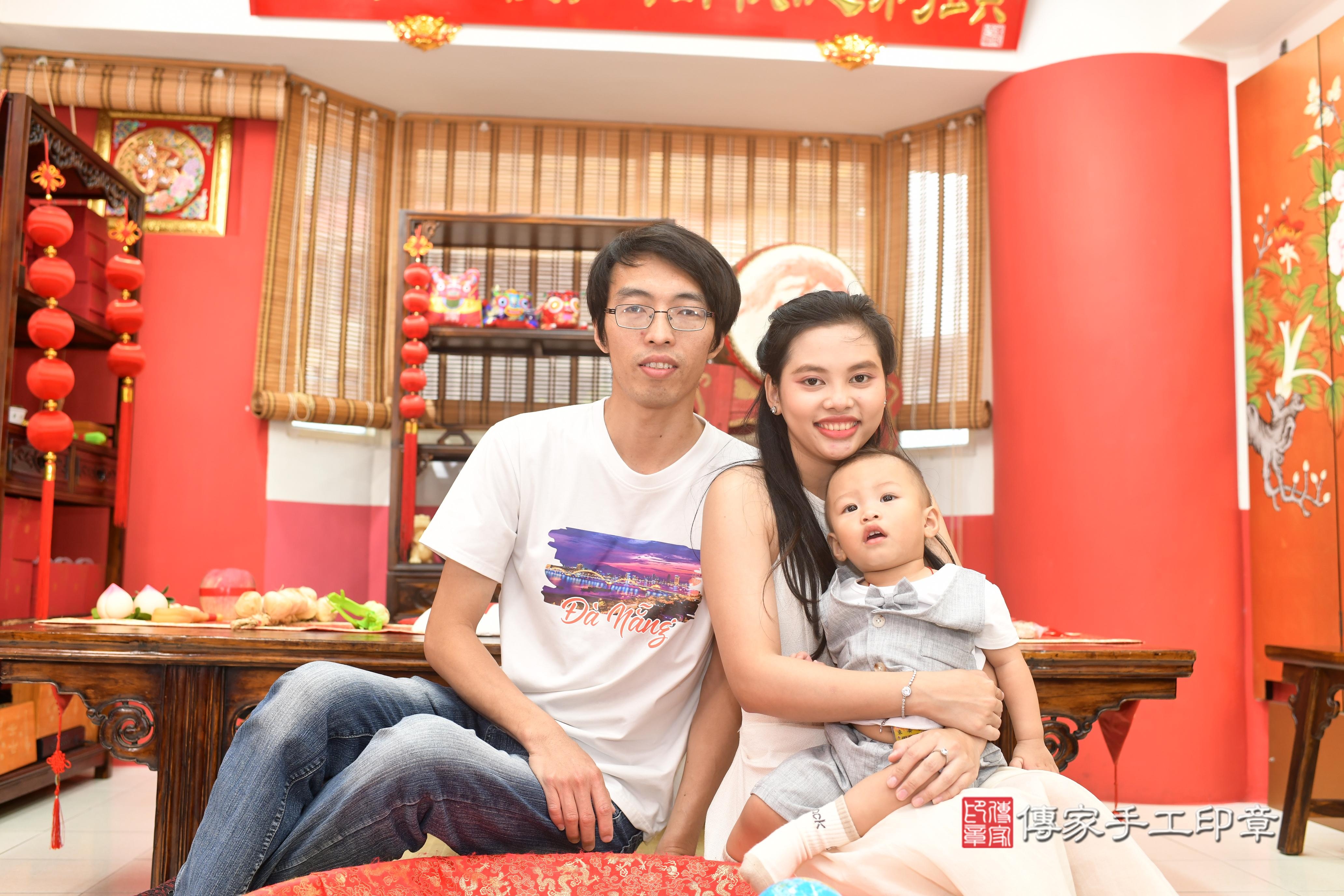 傳家手工印章高雄店、抓周、度脺、中國風會場、傳家嬰兒古禮、吉祥話、抓周道具物品24種、拍照。抓周證書。寶寶抓周、滿周歲、生日快樂、祝福 傳家手工印章高雄店、抓周、度脺、中國風會場、傳家嬰兒古禮、吉祥話、抓周道具物品24種、拍照。抓周證書。寶寶抓周、滿周歲、生日快樂、祝福