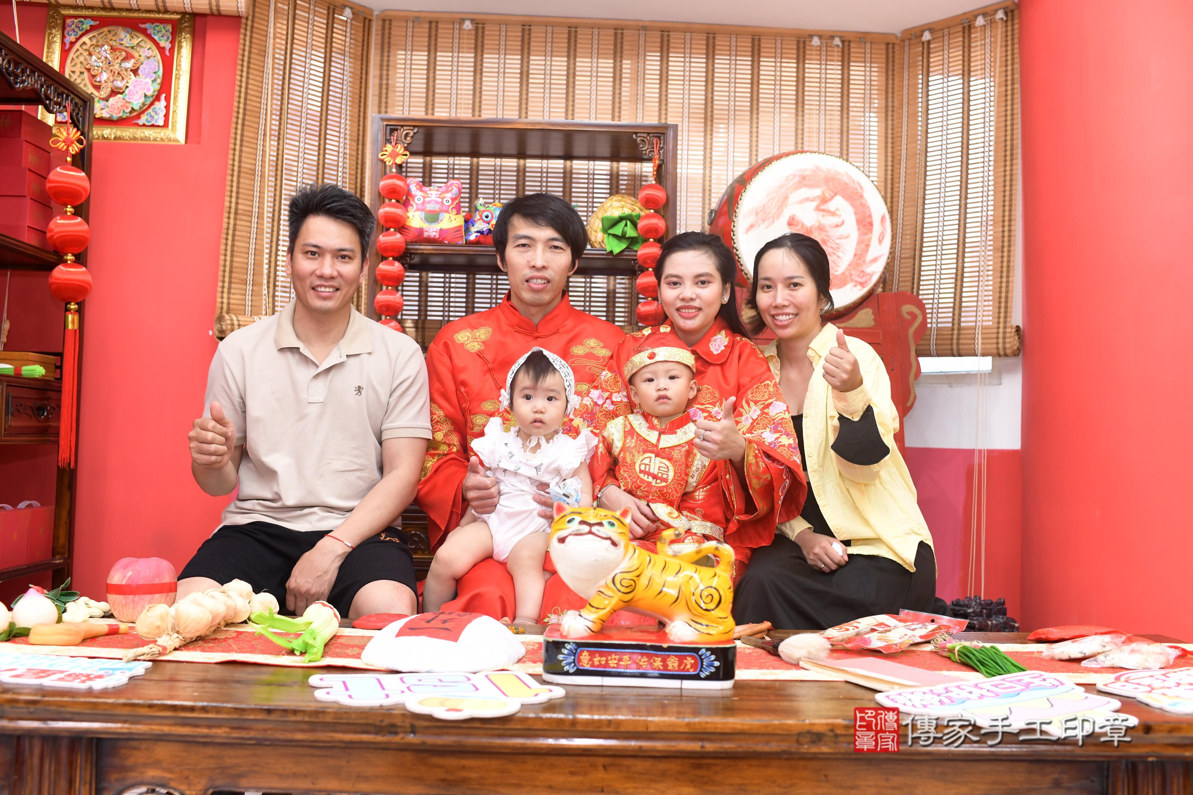 傳家手工印章高雄店、抓周、度脺、中國風會場、傳家嬰兒古禮、吉祥話、抓周道具物品24種、拍照。抓周證書。寶寶抓周、滿周歲、生日快樂、祝福 傳家手工印章高雄店、抓周、度脺、中國風會場、傳家嬰兒古禮、吉祥話、抓周道具物品24種、拍照。抓周證書。寶寶抓周、滿周歲、生日快樂、祝福