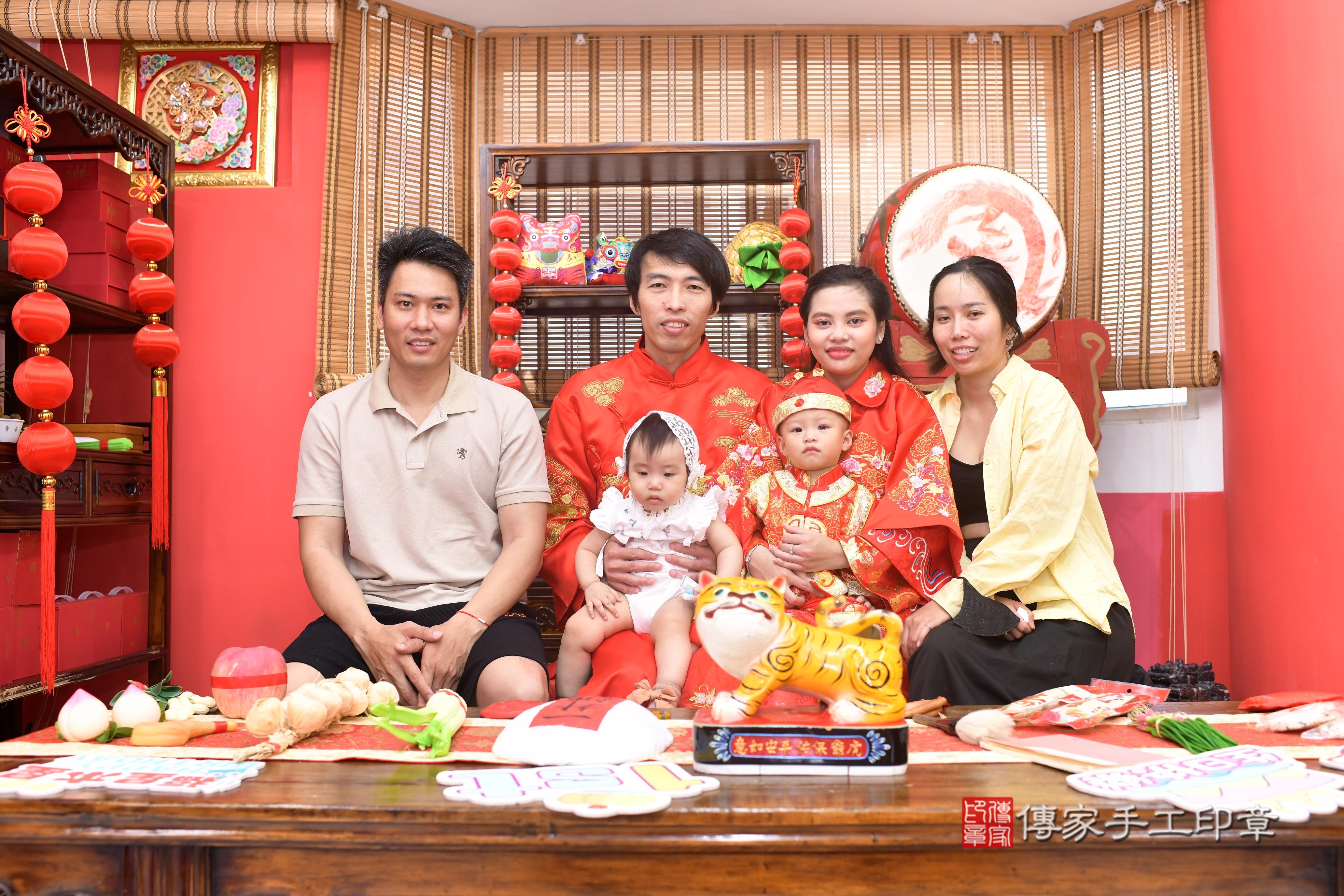 傳家手工印章高雄店、抓周、度脺、中國風會場、傳家嬰兒古禮、吉祥話、抓周道具物品24種、拍照。抓周證書。寶寶抓周、滿周歲、生日快樂、祝福 傳家手工印章高雄店、抓周、度脺、中國風會場、傳家嬰兒古禮、吉祥話、抓周道具物品24種、拍照。抓周證書。寶寶抓周、滿周歲、生日快樂、祝福