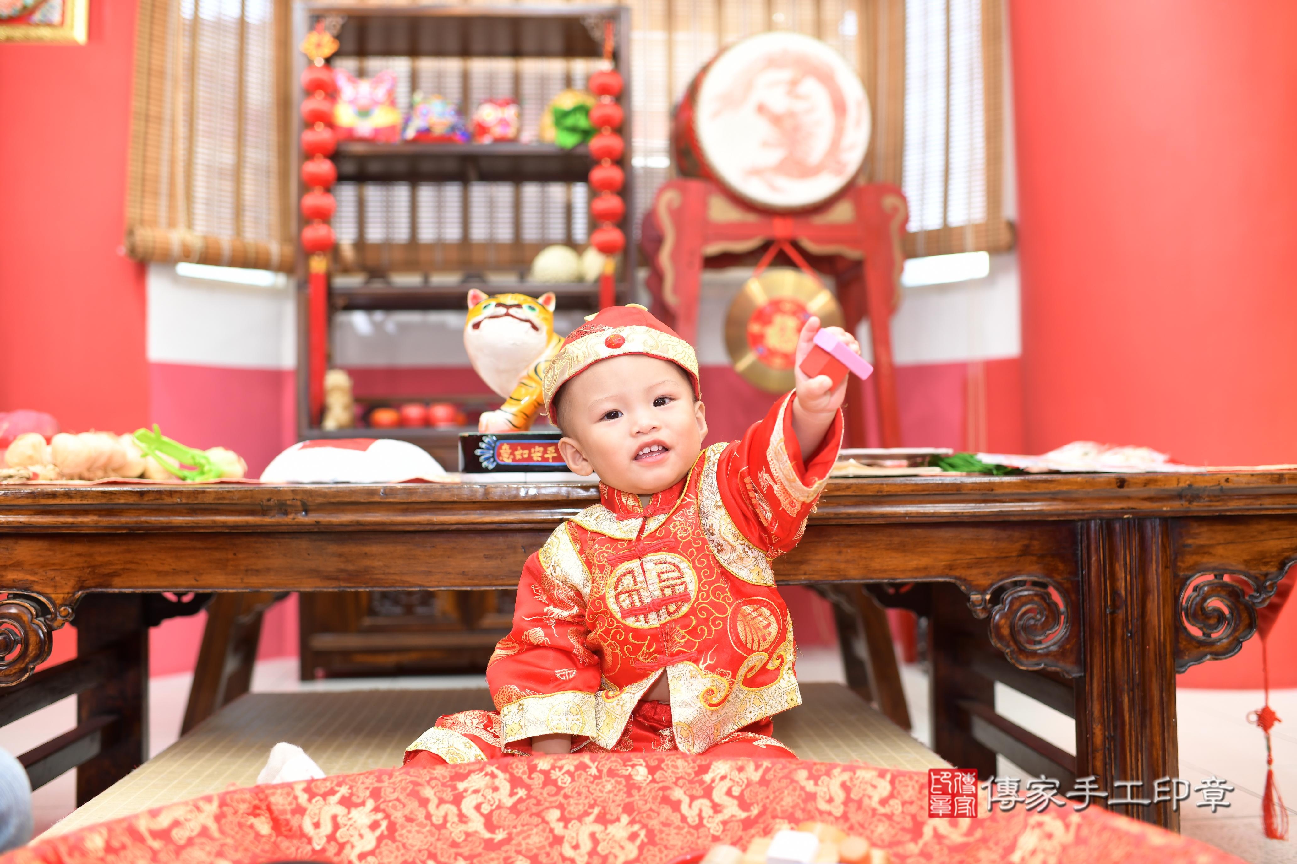 傳家手工印章高雄店、抓周、度脺、中國風會場、傳家嬰兒古禮、吉祥話、抓周道具物品24種、拍照。抓周證書。寶寶抓周、滿周歲、生日快樂、祝福 傳家手工印章高雄店、抓周、度脺、中國風會場、傳家嬰兒古禮、吉祥話、抓周道具物品24種、拍照。抓周證書。寶寶抓周、滿周歲、生日快樂、祝福