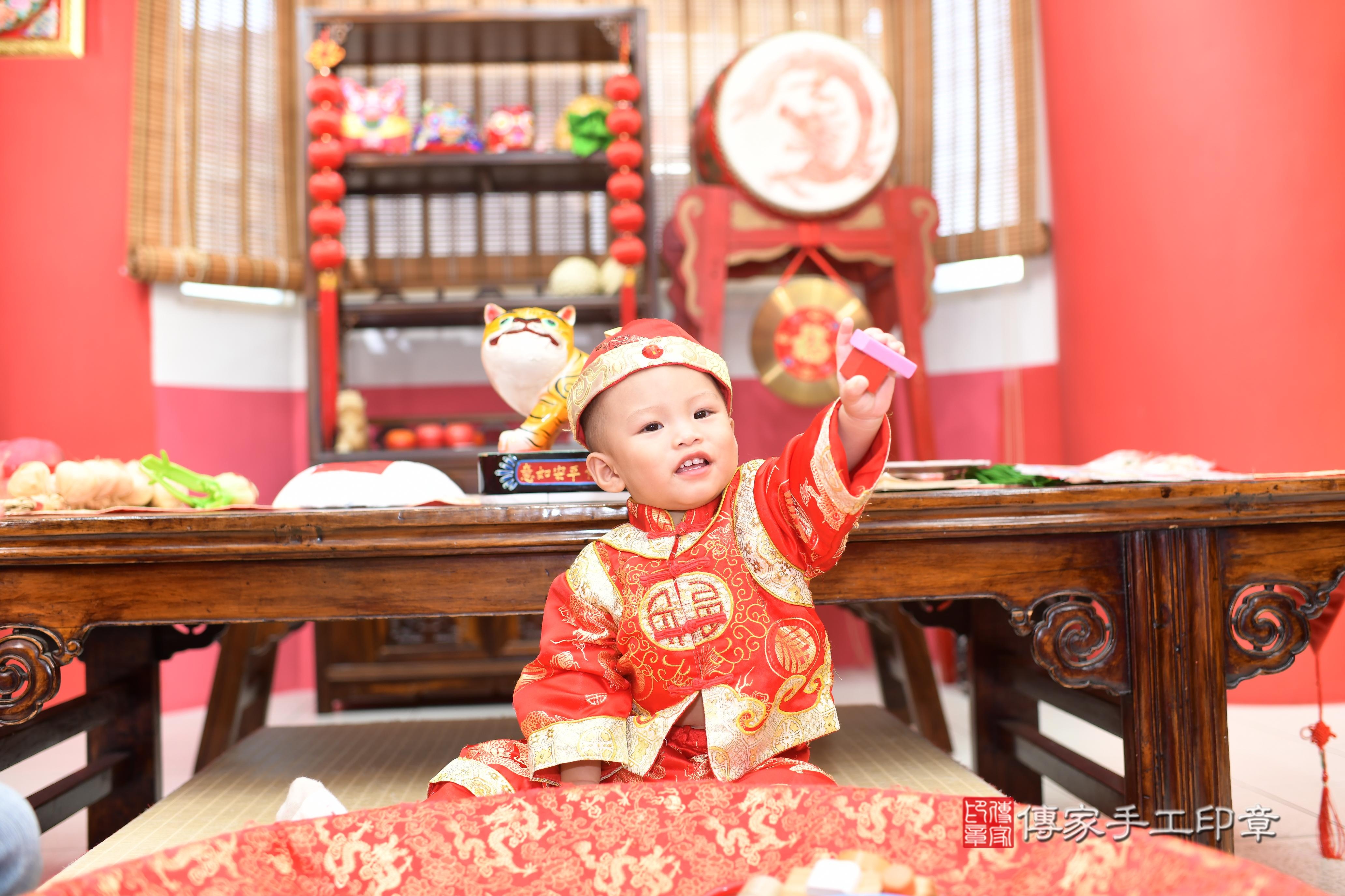 傳家手工印章高雄店、抓周、度脺、中國風會場、傳家嬰兒古禮、吉祥話、抓周道具物品24種、拍照。抓周證書。寶寶抓周、滿周歲、生日快樂、祝福 傳家手工印章高雄店、抓周、度脺、中國風會場、傳家嬰兒古禮、吉祥話、抓周道具物品24種、拍照。抓周證書。寶寶抓周、滿周歲、生日快樂、祝福