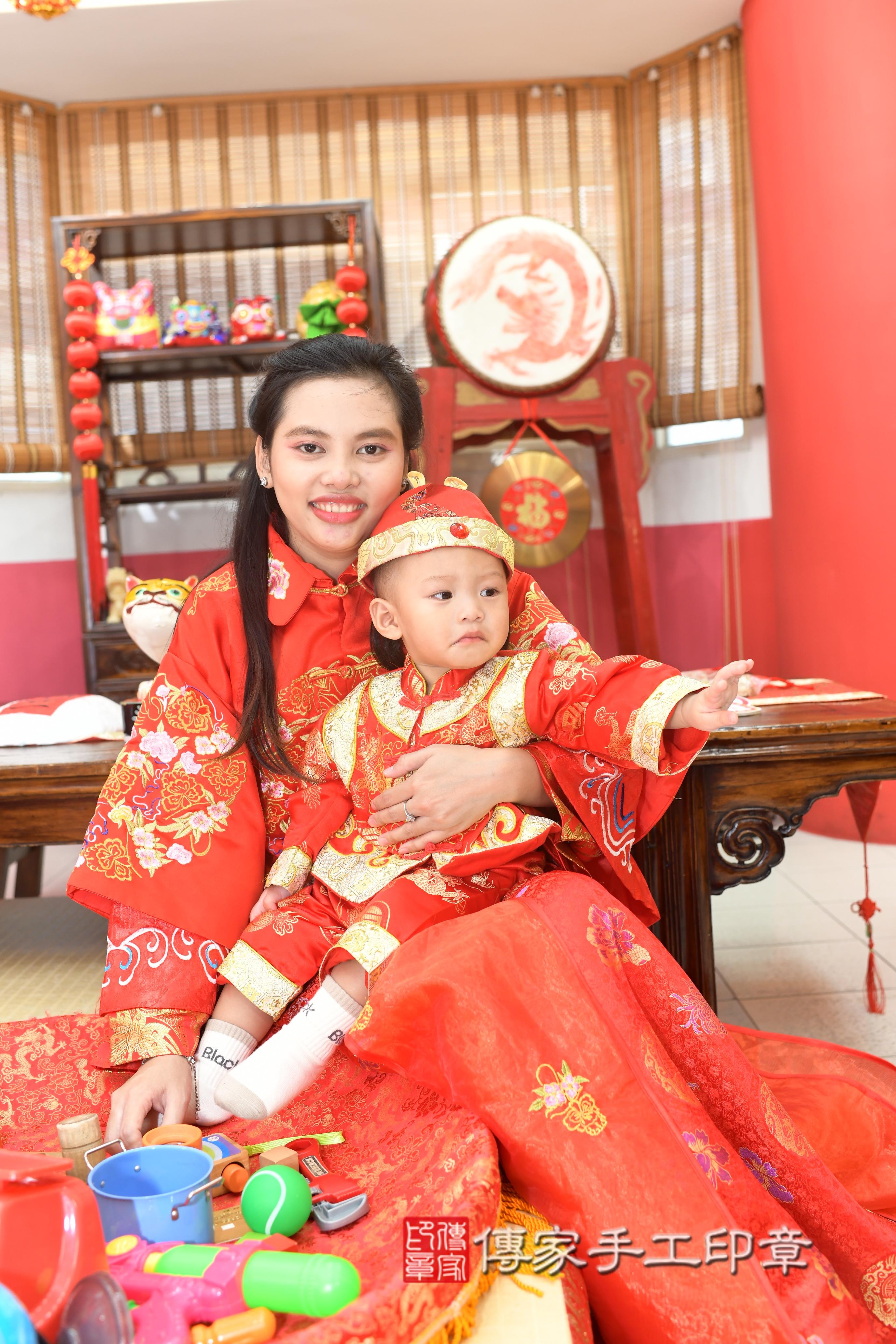 傳家手工印章高雄店、抓周、度脺、中國風會場、傳家嬰兒古禮、吉祥話、抓周道具物品24種、拍照。抓周證書。寶寶抓周、滿周歲、生日快樂、祝福 傳家手工印章高雄店、抓周、度脺、中國風會場、傳家嬰兒古禮、吉祥話、抓周道具物品24種、拍照。抓周證書。寶寶抓周、滿周歲、生日快樂、祝福