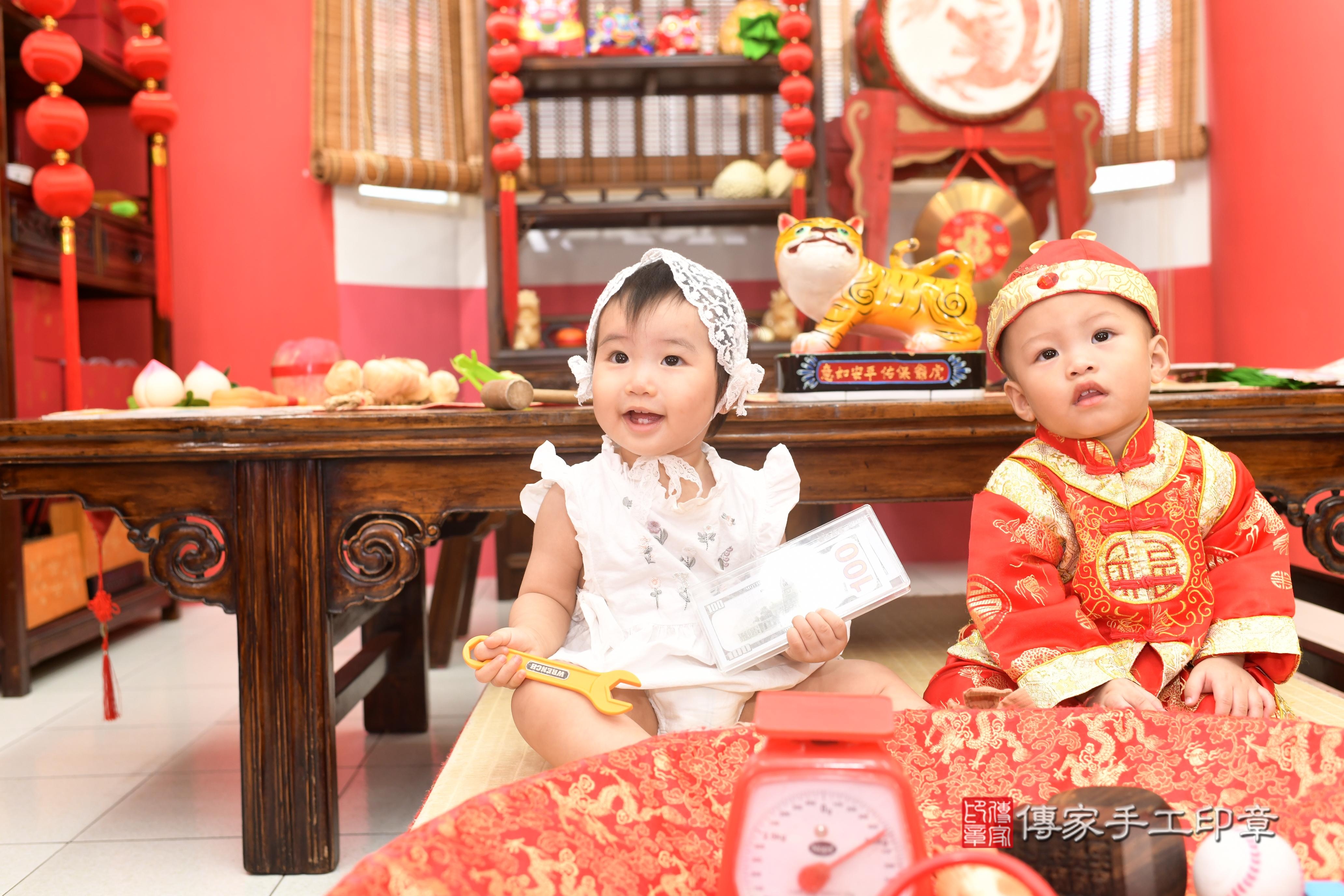 傳家手工印章高雄店、抓周、度脺、中國風會場、傳家嬰兒古禮、吉祥話、抓周道具物品24種、拍照。抓周證書。寶寶抓周、滿周歲、生日快樂、祝福 傳家手工印章高雄店、抓周、度脺、中國風會場、傳家嬰兒古禮、吉祥話、抓周道具物品24種、拍照。抓周證書。寶寶抓周、滿周歲、生日快樂、祝福