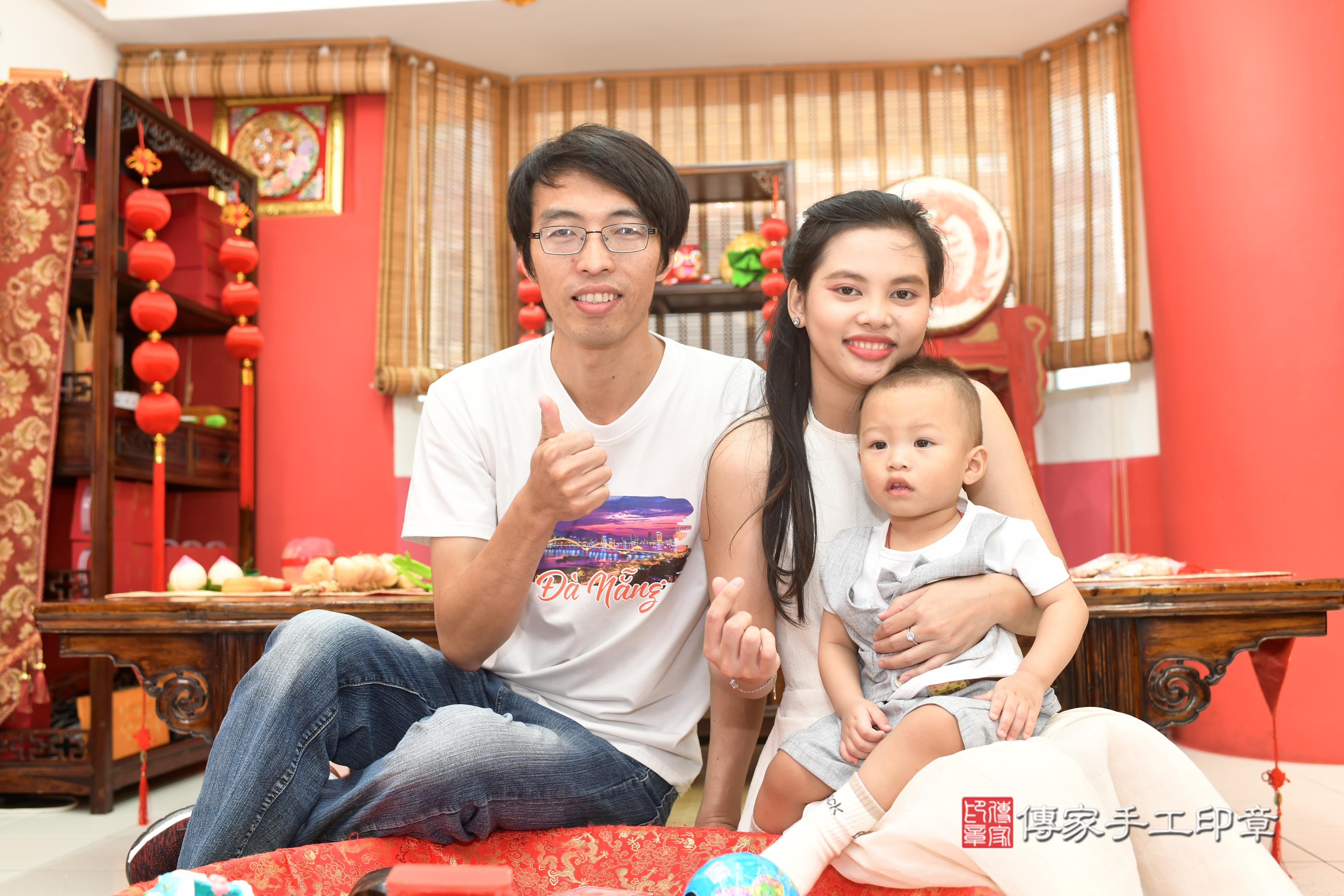 傳家手工印章高雄店、抓周、度脺、中國風會場、傳家嬰兒古禮、吉祥話、抓周道具物品24種、拍照。抓周證書。寶寶抓周、滿周歲、生日快樂、祝福 傳家手工印章高雄店、抓周、度脺、中國風會場、傳家嬰兒古禮、吉祥話、抓周道具物品24種、拍照。抓周證書。寶寶抓周、滿周歲、生日快樂、祝福