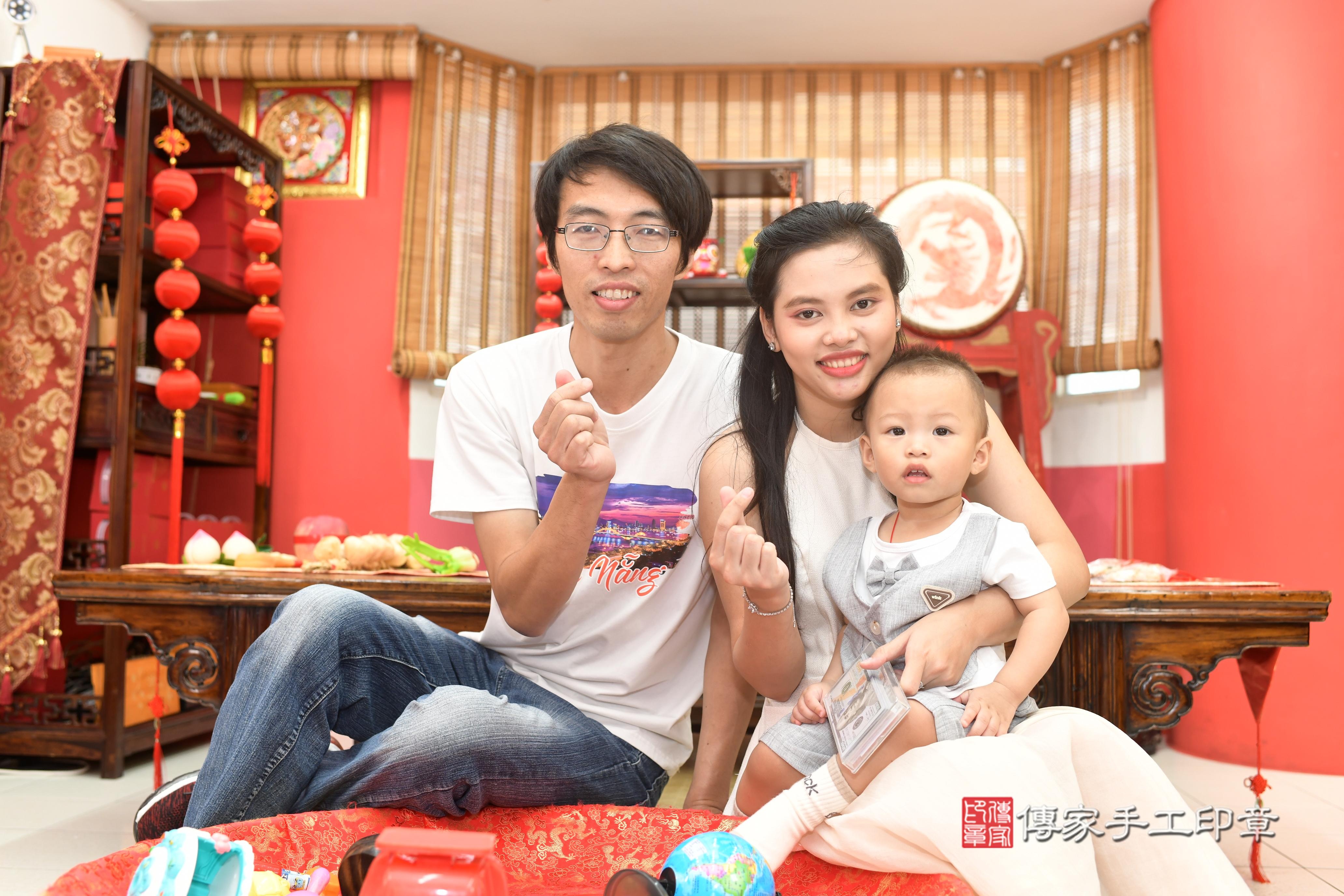 傳家手工印章高雄店、抓周、度脺、中國風會場、傳家嬰兒古禮、吉祥話、抓周道具物品24種、拍照。抓周證書。寶寶抓周、滿周歲、生日快樂、祝福 傳家手工印章高雄店、抓周、度脺、中國風會場、傳家嬰兒古禮、吉祥話、抓周道具物品24種、拍照。抓周證書。寶寶抓周、滿周歲、生日快樂、祝福