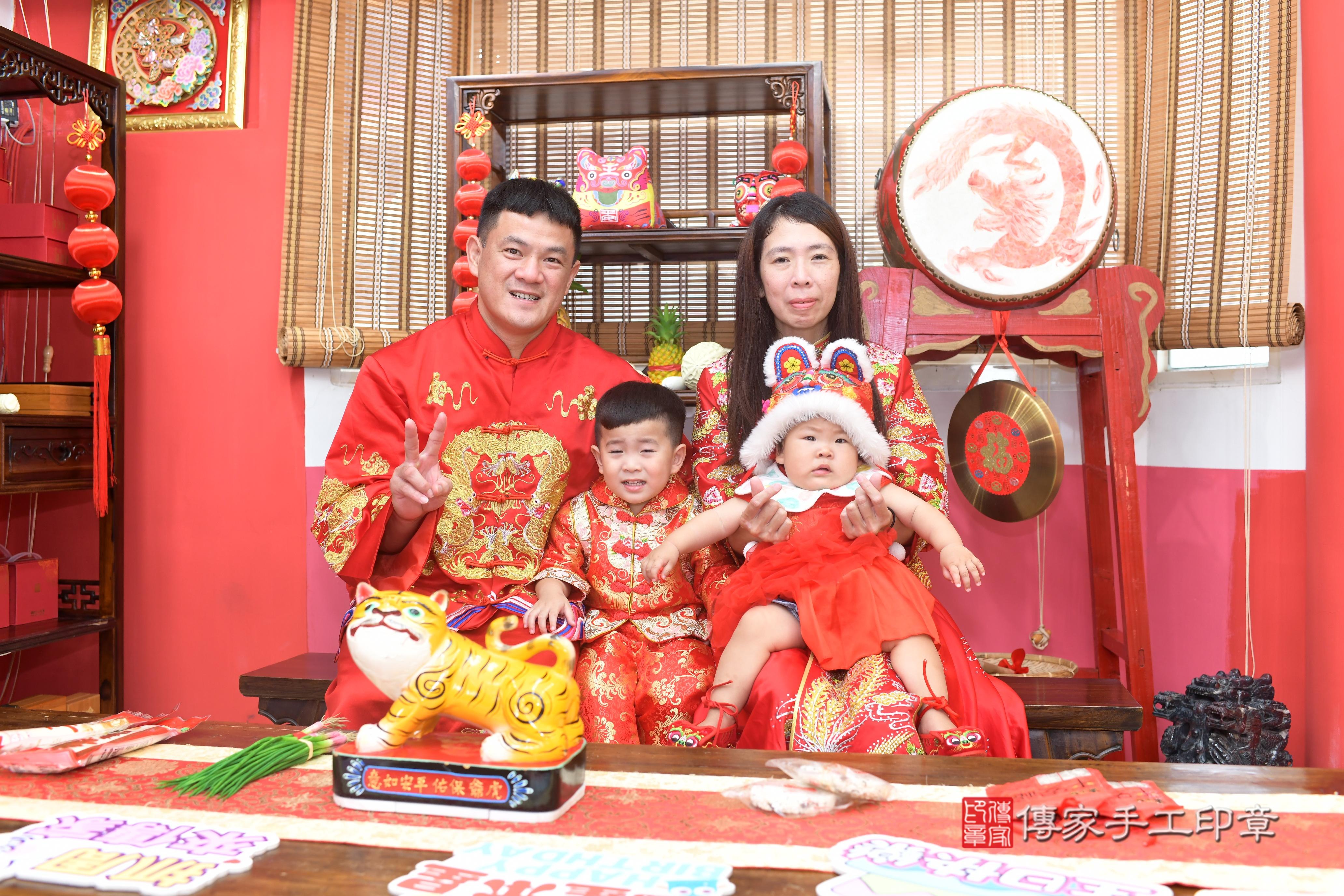 傳家手工印章高雄店、抓周、度脺、中國風會場、傳家嬰兒古禮、吉祥話、抓周道具物品24種、拍照。抓周證書。寶寶抓周、滿周歲、生日快樂、祝福 傳家手工印章高雄店、抓周、度脺、中國風會場、傳家嬰兒古禮、吉祥話、抓周道具物品24種、拍照。抓周證書。寶寶抓周、滿周歲、生日快樂、祝福