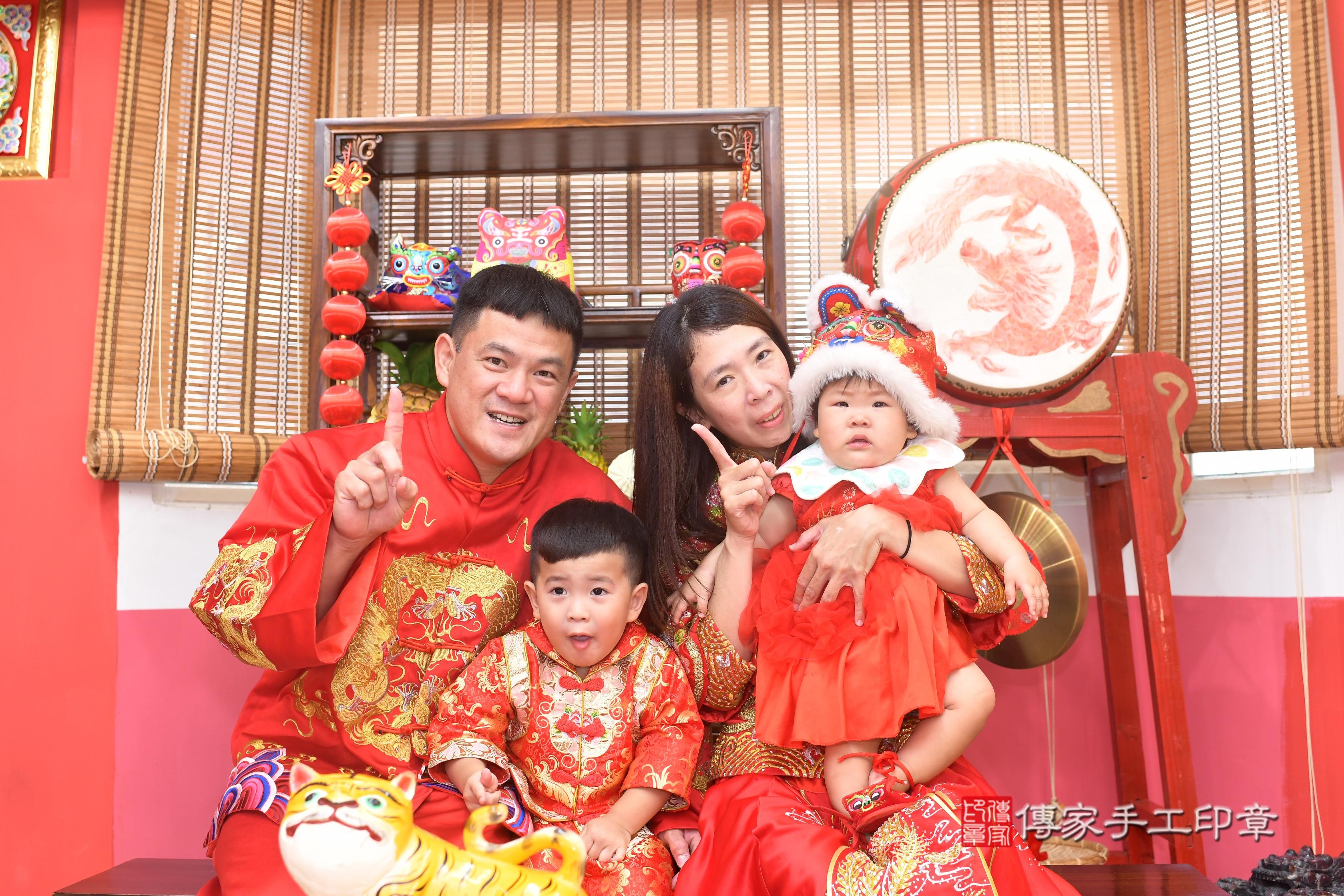 傳家手工印章高雄店、抓周、度脺、中國風會場、傳家嬰兒古禮、吉祥話、抓周道具物品24種、拍照。抓周證書。寶寶抓周、滿周歲、生日快樂、祝福 傳家手工印章高雄店、抓周、度脺、中國風會場、傳家嬰兒古禮、吉祥話、抓周道具物品24種、拍照。抓周證書。寶寶抓周、滿周歲、生日快樂、祝福