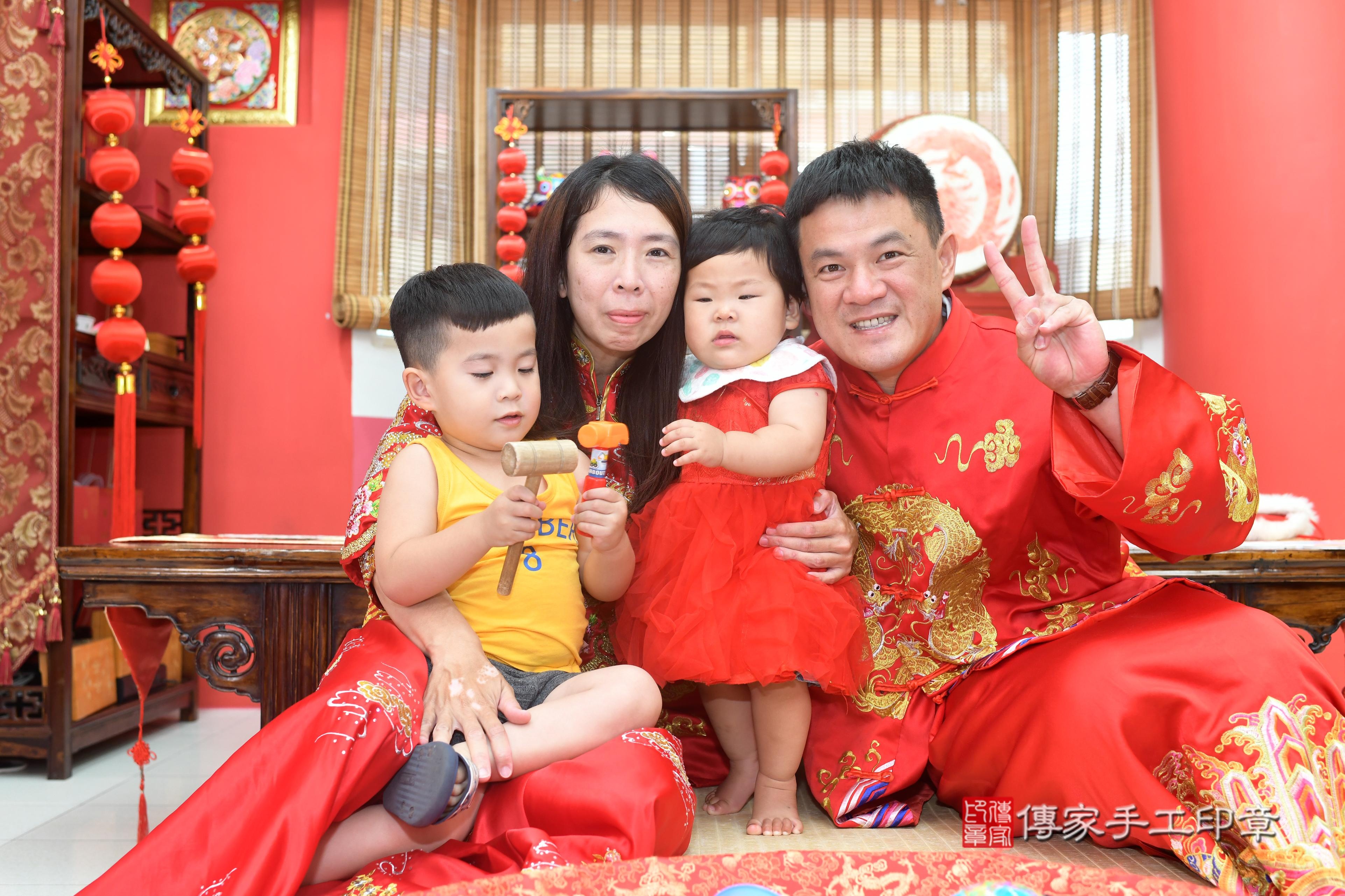 傳家手工印章高雄店、抓周、度脺、中國風會場、傳家嬰兒古禮、吉祥話、抓周道具物品24種、拍照。抓周證書。寶寶抓周、滿周歲、生日快樂、祝福 傳家手工印章高雄店、抓周、度脺、中國風會場、傳家嬰兒古禮、吉祥話、抓周道具物品24種、拍照。抓周證書。寶寶抓周、滿周歲、生日快樂、祝福