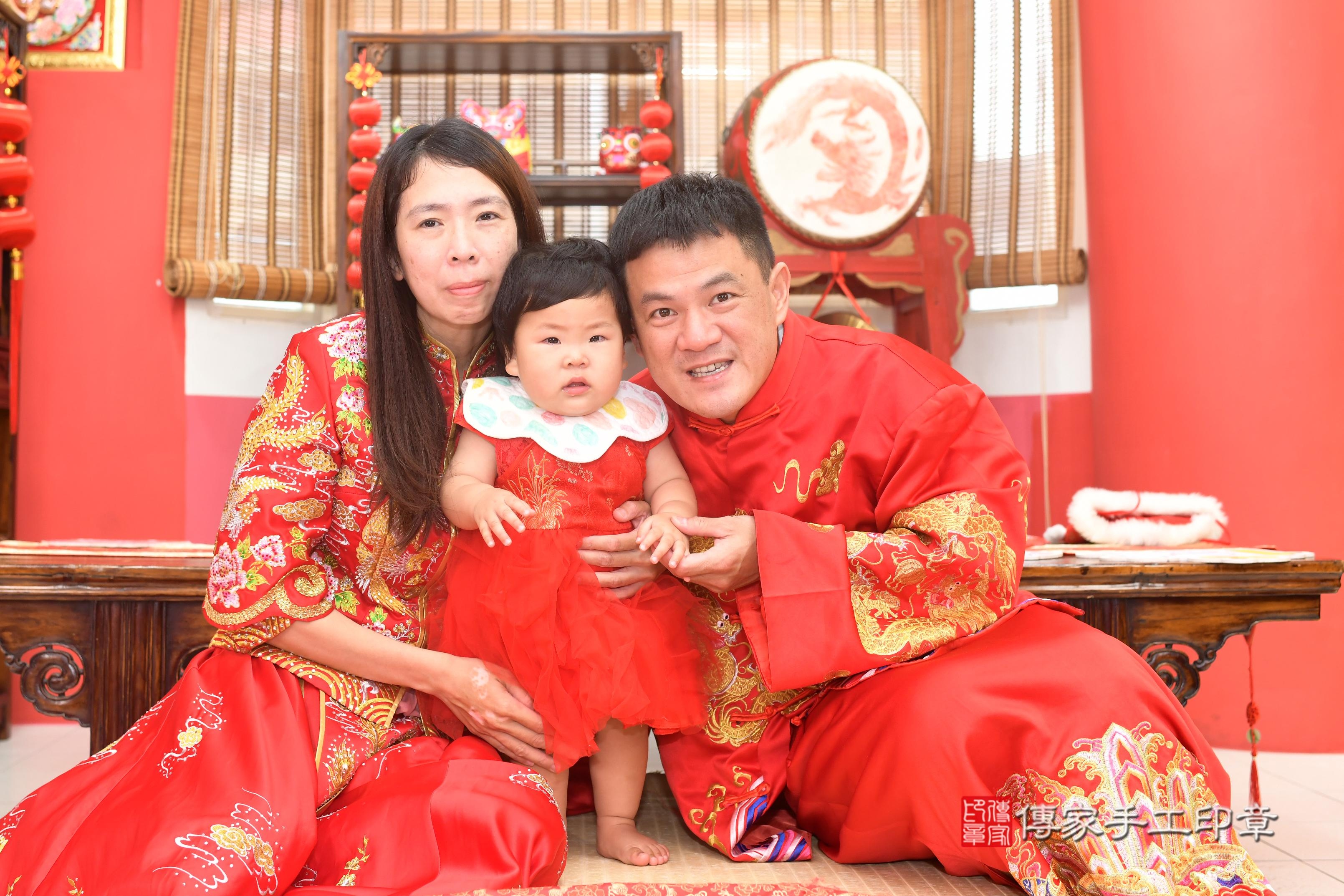 傳家手工印章高雄店、抓周、度脺、中國風會場、傳家嬰兒古禮、吉祥話、抓周道具物品24種、拍照。抓周證書。寶寶抓周、滿周歲、生日快樂、祝福 傳家手工印章高雄店、抓周、度脺、中國風會場、傳家嬰兒古禮、吉祥話、抓周道具物品24種、拍照。抓周證書。寶寶抓周、滿周歲、生日快樂、祝福