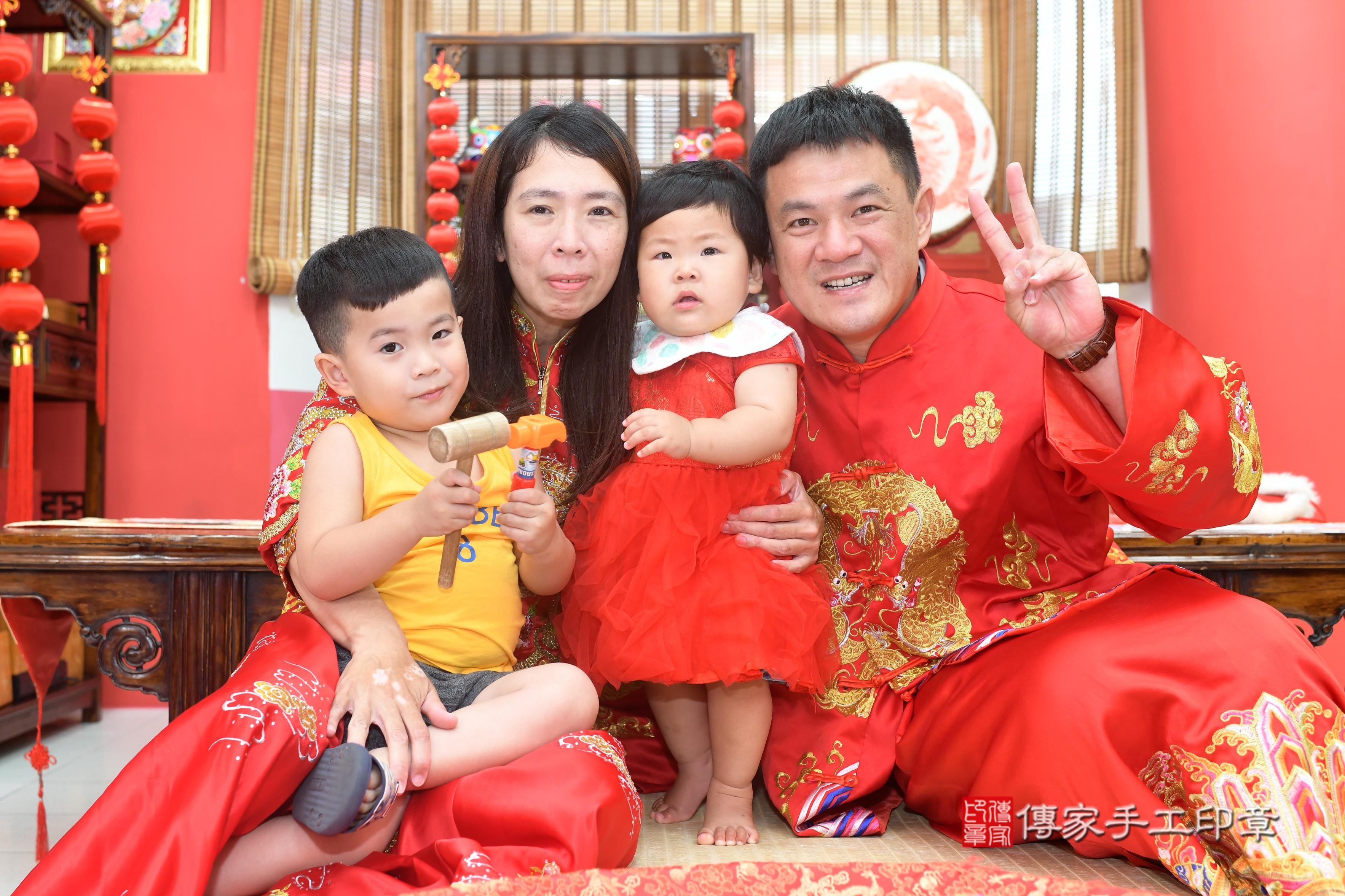 傳家手工印章高雄店、抓周、度脺、中國風會場、傳家嬰兒古禮、吉祥話、抓周道具物品24種、拍照。抓周證書。寶寶抓周、滿周歲、生日快樂、祝福 傳家手工印章高雄店、抓周、度脺、中國風會場、傳家嬰兒古禮、吉祥話、抓周道具物品24種、拍照。抓周證書。寶寶抓周、滿周歲、生日快樂、祝福