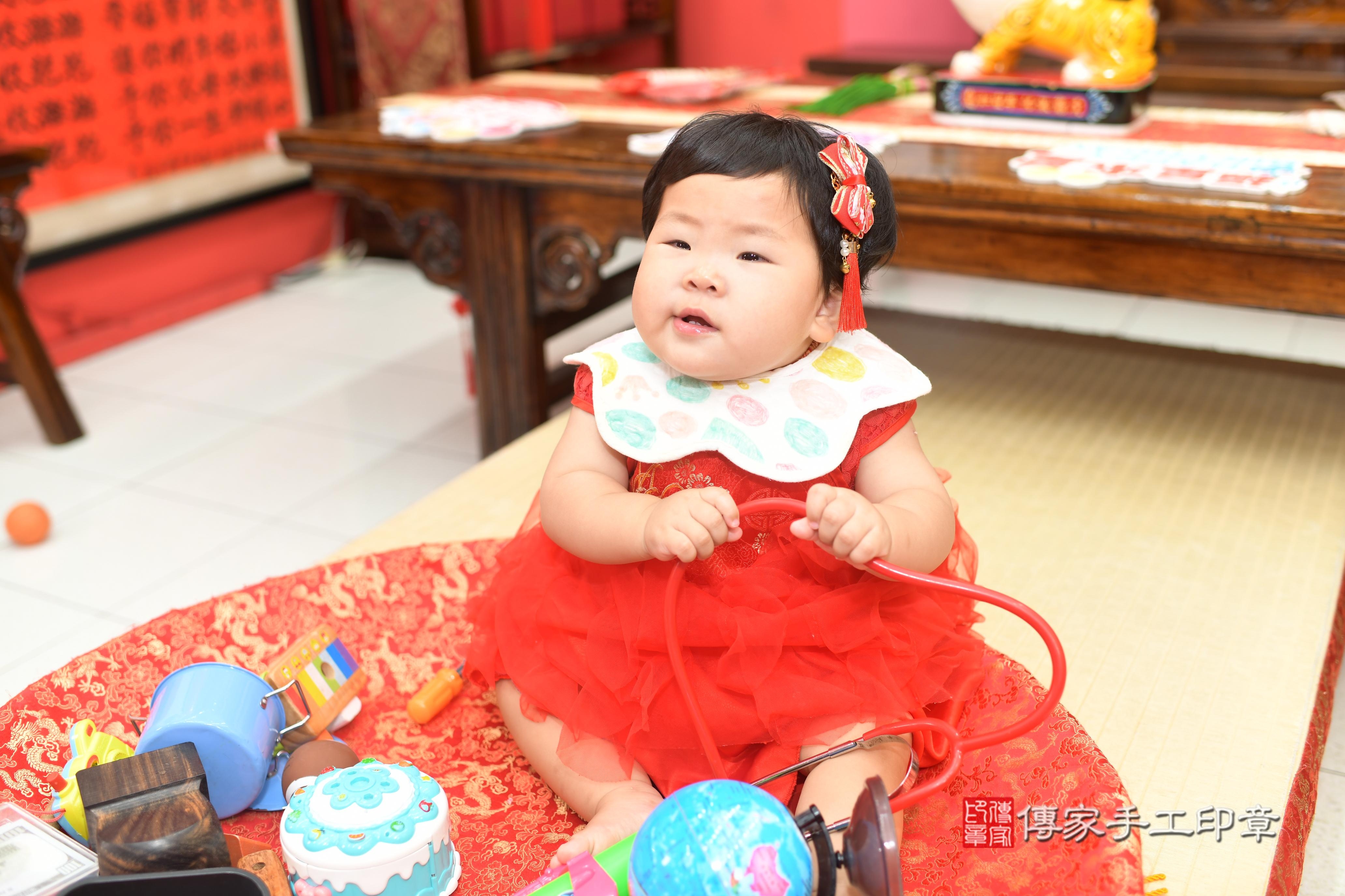 傳家手工印章高雄店、抓周、度脺、中國風會場、傳家嬰兒古禮、吉祥話、抓周道具物品24種、拍照。抓周證書。寶寶抓周、滿周歲、生日快樂、祝福 傳家手工印章高雄店、抓周、度脺、中國風會場、傳家嬰兒古禮、吉祥話、抓周道具物品24種、拍照。抓周證書。寶寶抓周、滿周歲、生日快樂、祝福