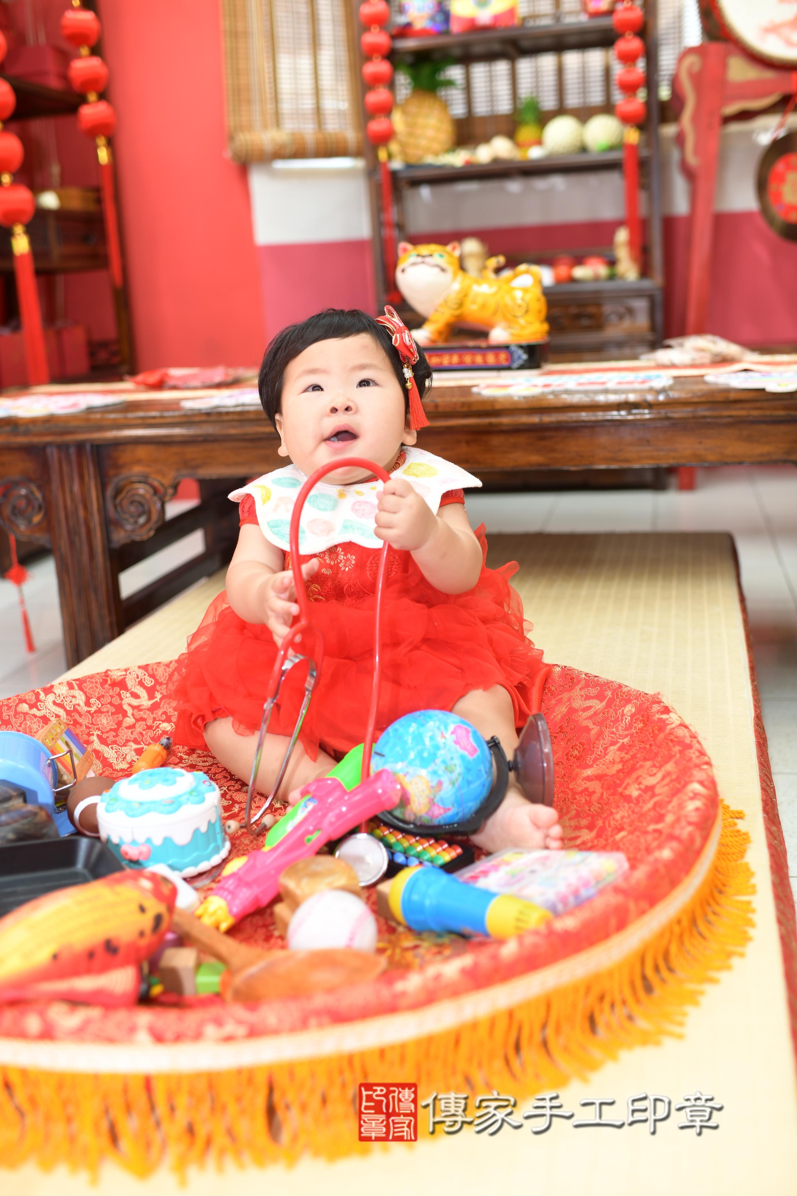 傳家手工印章高雄店、抓周、度脺、中國風會場、傳家嬰兒古禮、吉祥話、抓周道具物品24種、拍照。抓周證書。寶寶抓周、滿周歲、生日快樂、祝福 傳家手工印章高雄店、抓周、度脺、中國風會場、傳家嬰兒古禮、吉祥話、抓周道具物品24種、拍照。抓周證書。寶寶抓周、滿周歲、生日快樂、祝福
