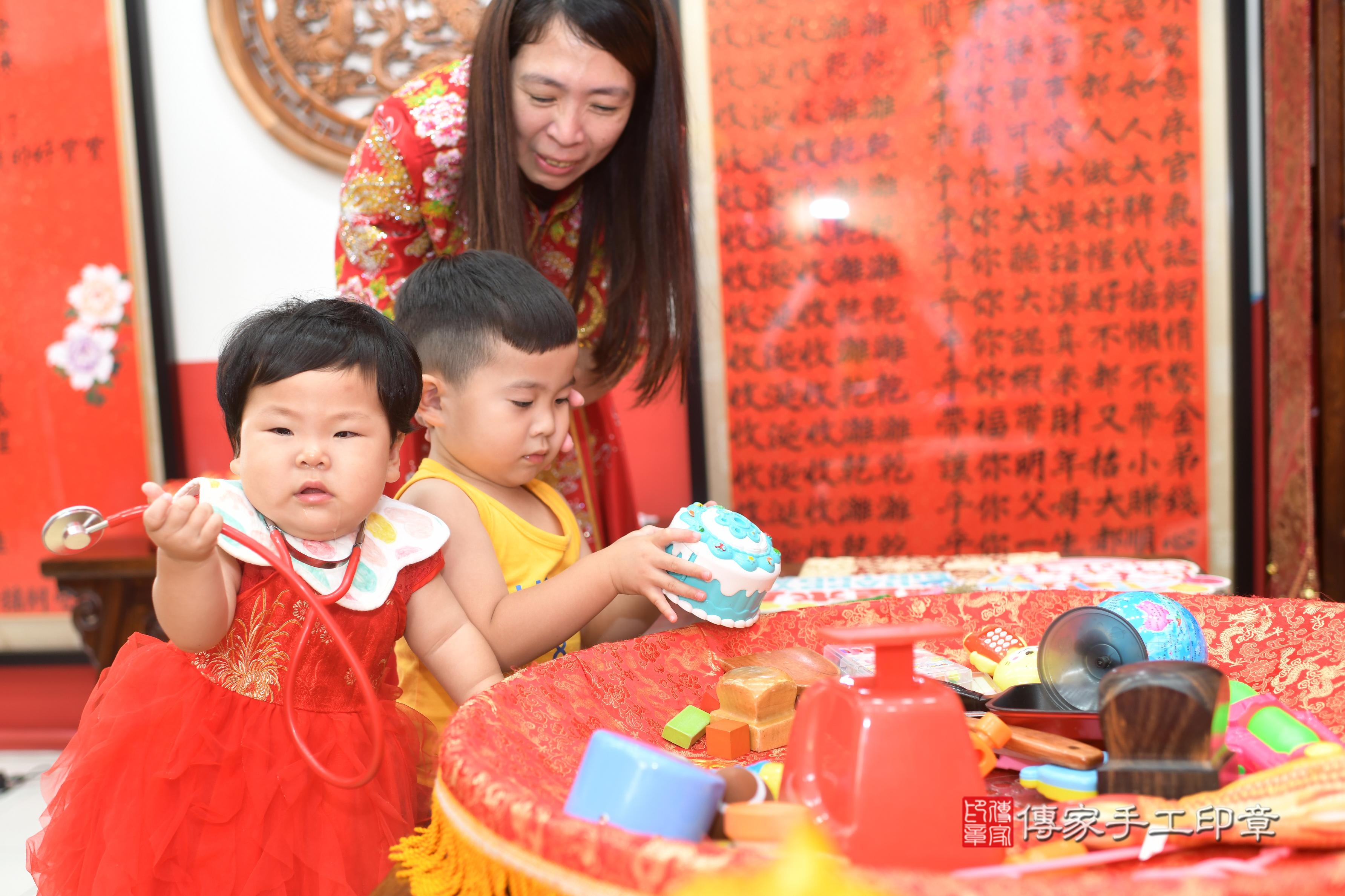 傳家手工印章高雄店、抓周、度脺、中國風會場、傳家嬰兒古禮、吉祥話、抓周道具物品24種、拍照。抓周證書。寶寶抓周、滿周歲、生日快樂、祝福 傳家手工印章高雄店、抓周、度脺、中國風會場、傳家嬰兒古禮、吉祥話、抓周道具物品24種、拍照。抓周證書。寶寶抓周、滿周歲、生日快樂、祝福