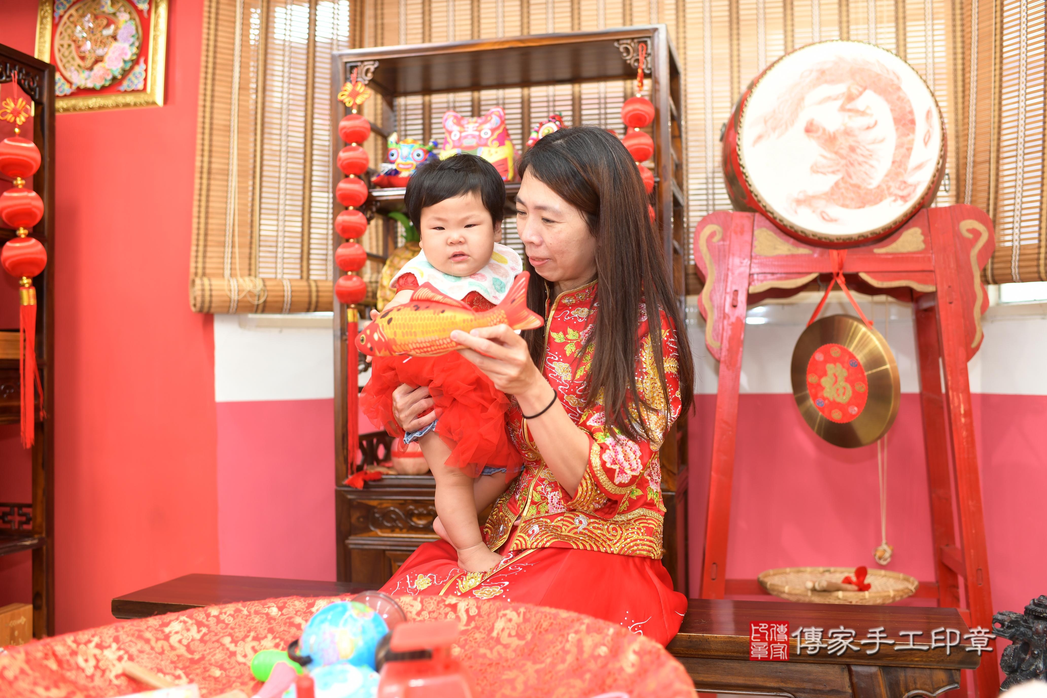 傳家手工印章高雄店、抓周、度脺、中國風會場、傳家嬰兒古禮、吉祥話、抓周道具物品24種、拍照。抓周證書。寶寶抓周、滿周歲、生日快樂、祝福 傳家手工印章高雄店、抓周、度脺、中國風會場、傳家嬰兒古禮、吉祥話、抓周道具物品24種、拍照。抓周證書。寶寶抓周、滿周歲、生日快樂、祝福