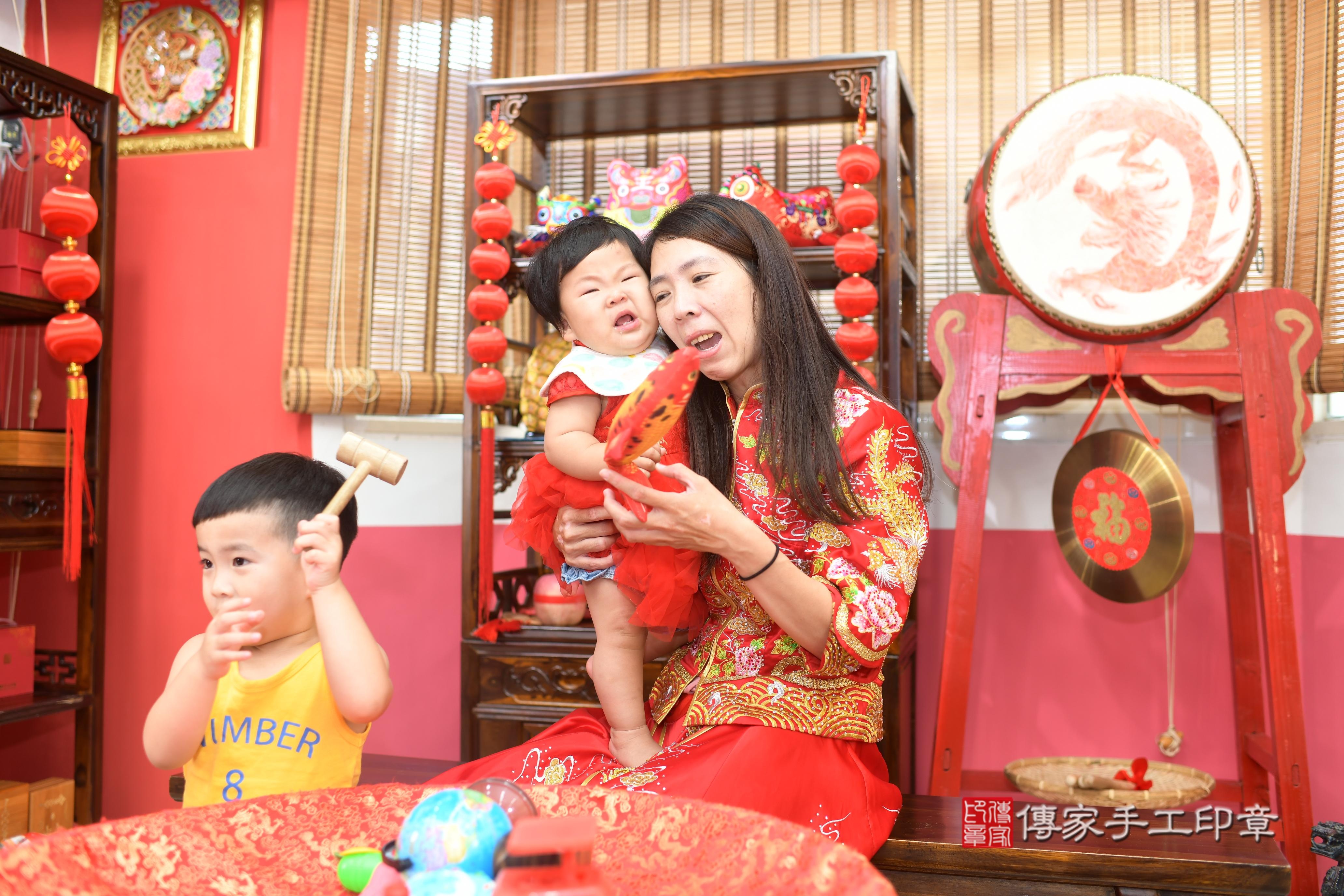 傳家手工印章高雄店、抓周、度脺、中國風會場、傳家嬰兒古禮、吉祥話、抓周道具物品24種、拍照。抓周證書。寶寶抓周、滿周歲、生日快樂、祝福 傳家手工印章高雄店、抓周、度脺、中國風會場、傳家嬰兒古禮、吉祥話、抓周道具物品24種、拍照。抓周證書。寶寶抓周、滿周歲、生日快樂、祝福