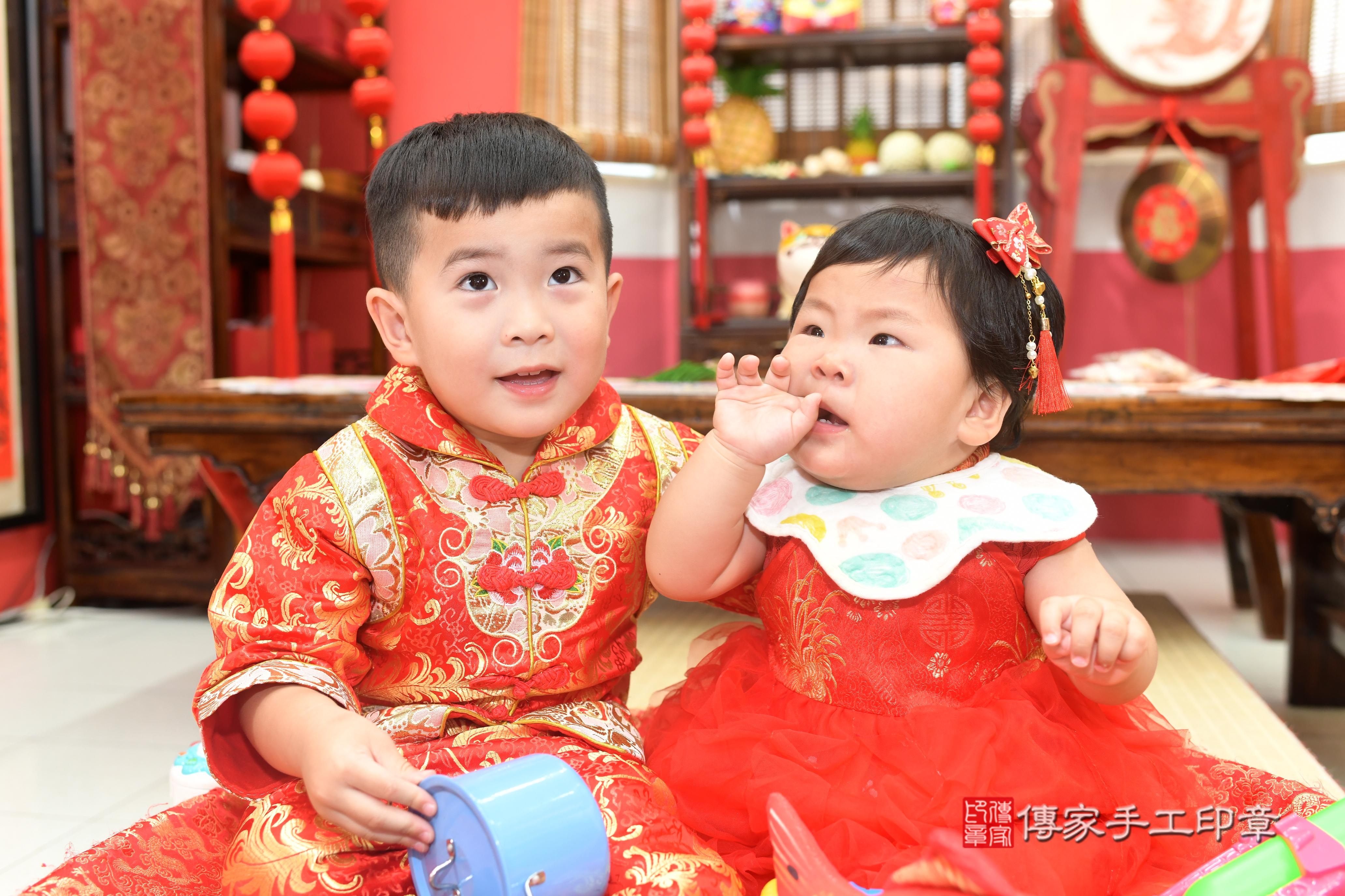 傳家手工印章高雄店、抓周、度脺、中國風會場、傳家嬰兒古禮、吉祥話、抓周道具物品24種、拍照。抓周證書。寶寶抓周、滿周歲、生日快樂、祝福 傳家手工印章高雄店、抓周、度脺、中國風會場、傳家嬰兒古禮、吉祥話、抓周道具物品24種、拍照。抓周證書。寶寶抓周、滿周歲、生日快樂、祝福