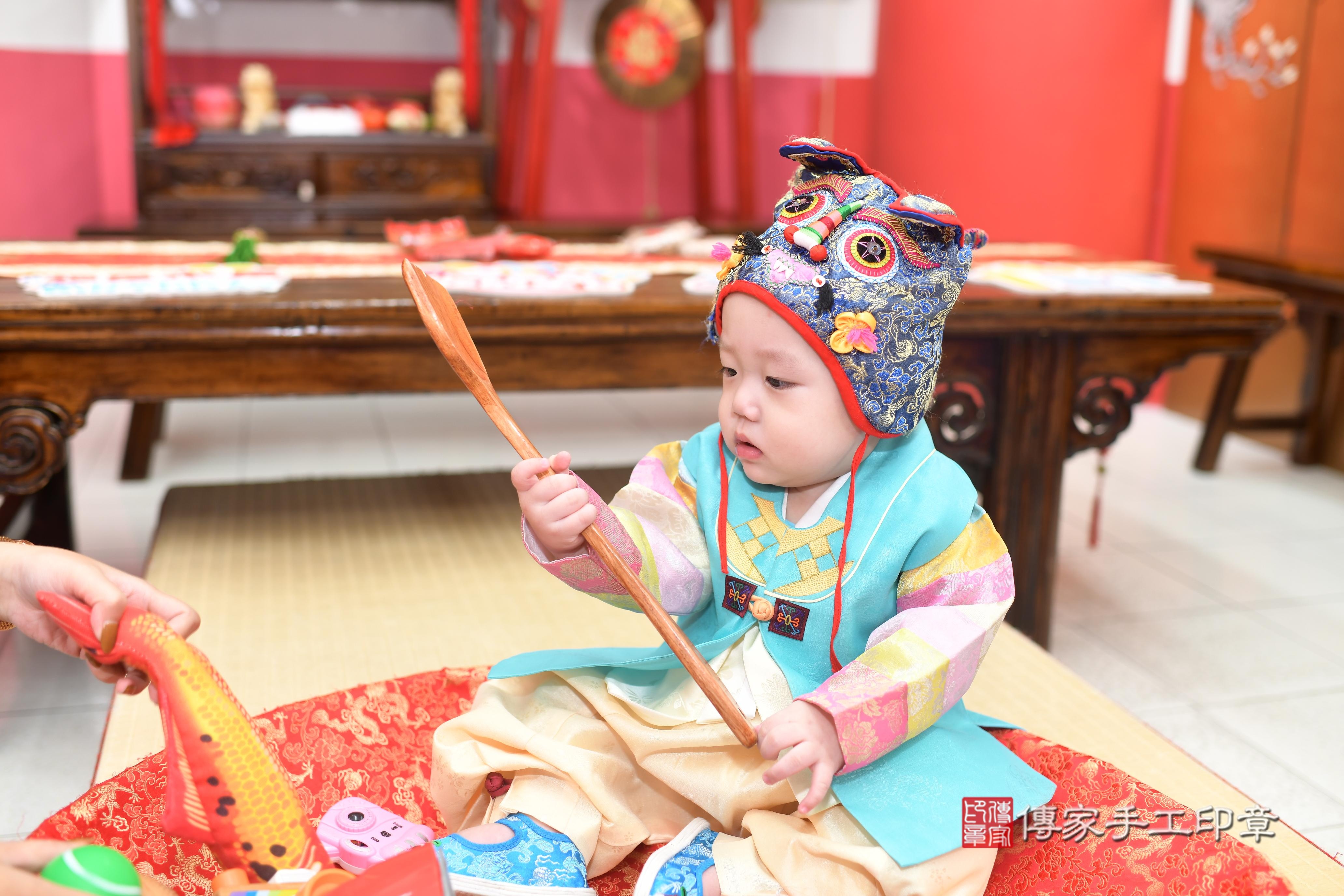 傳家手工印章高雄店、抓周、度脺、中國風會場、傳家嬰兒古禮、吉祥話、抓周道具物品24種、拍照。抓周證書。寶寶抓周、滿周歲、生日快樂、祝福 傳家手工印章高雄店、抓周、度脺、中國風會場、傳家嬰兒古禮、吉祥話、抓周道具物品24種、拍照。抓周證書。寶寶抓周、滿周歲、生日快樂、祝福