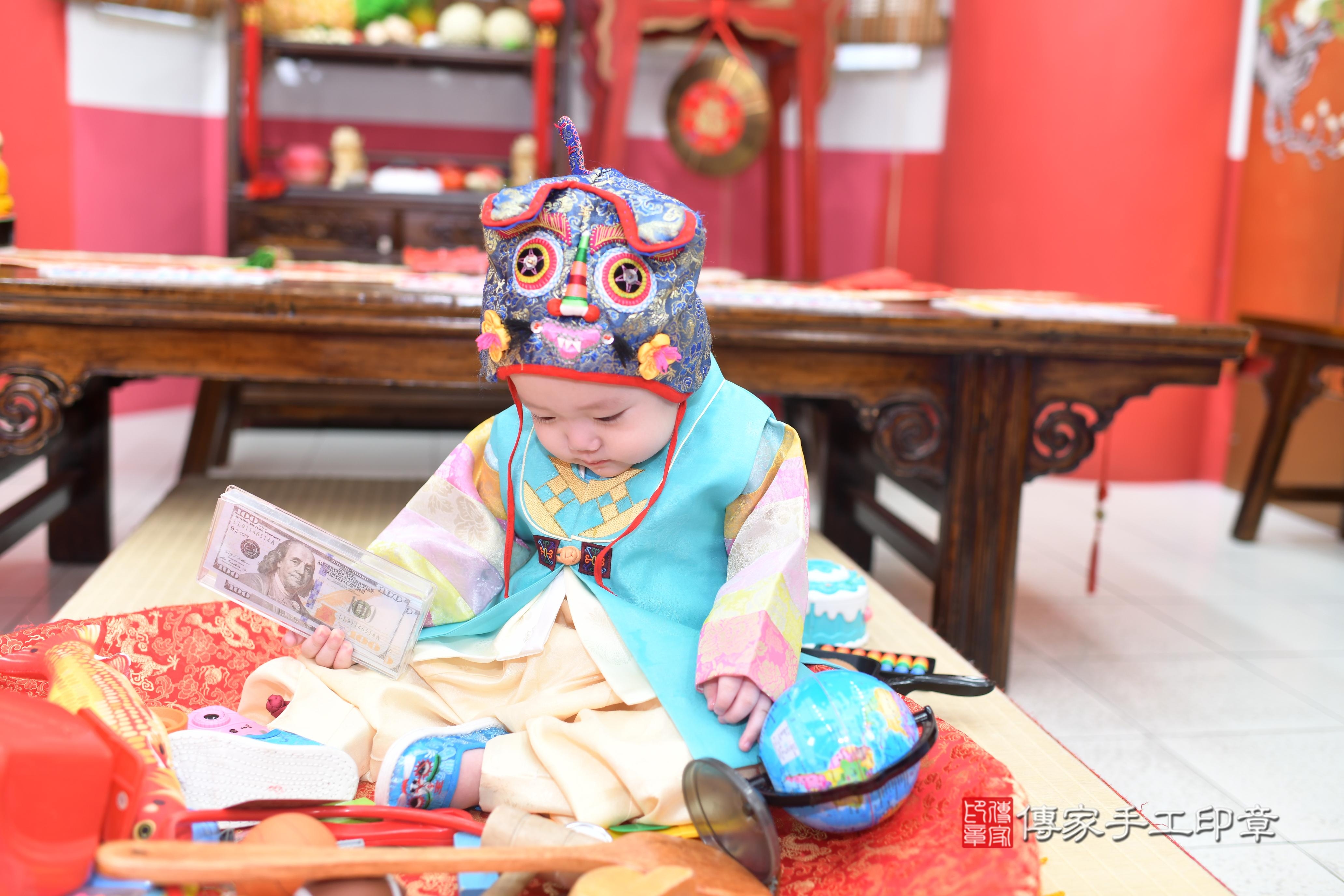 傳家手工印章高雄店、抓周、度脺、中國風會場、傳家嬰兒古禮、吉祥話、抓周道具物品24種、拍照。抓周證書。寶寶抓周、滿周歲、生日快樂、祝福 傳家手工印章高雄店、抓周、度脺、中國風會場、傳家嬰兒古禮、吉祥話、抓周道具物品24種、拍照。抓周證書。寶寶抓周、滿周歲、生日快樂、祝福