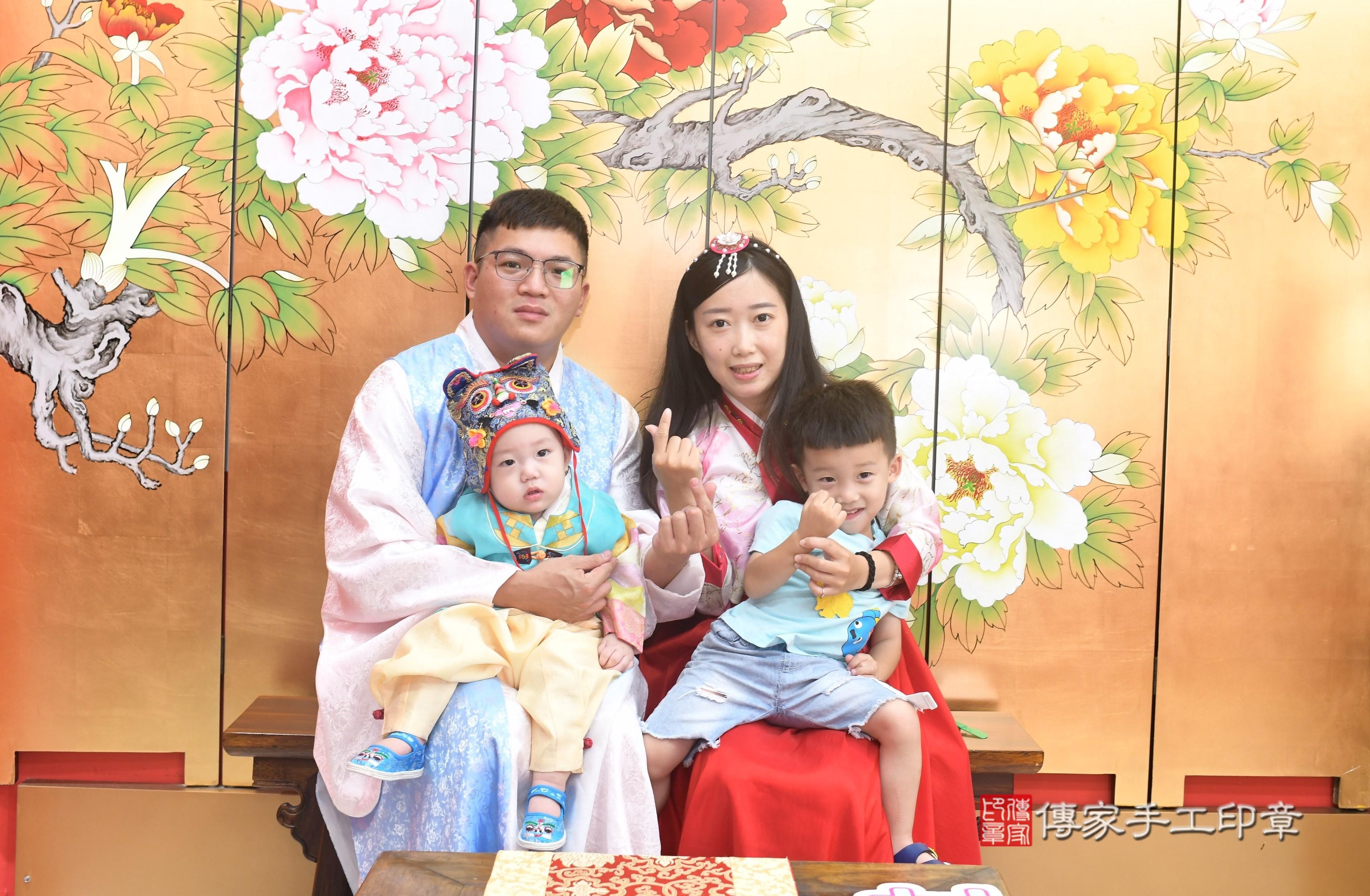 傳家手工印章高雄店、抓周、度脺、中國風會場、傳家嬰兒古禮、吉祥話、抓周道具物品24種、拍照。抓周證書。寶寶抓周、滿周歲、生日快樂、祝福 傳家手工印章高雄店、抓周、度脺、中國風會場、傳家嬰兒古禮、吉祥話、抓周道具物品24種、拍照。抓周證書。寶寶抓周、滿周歲、生日快樂、祝福