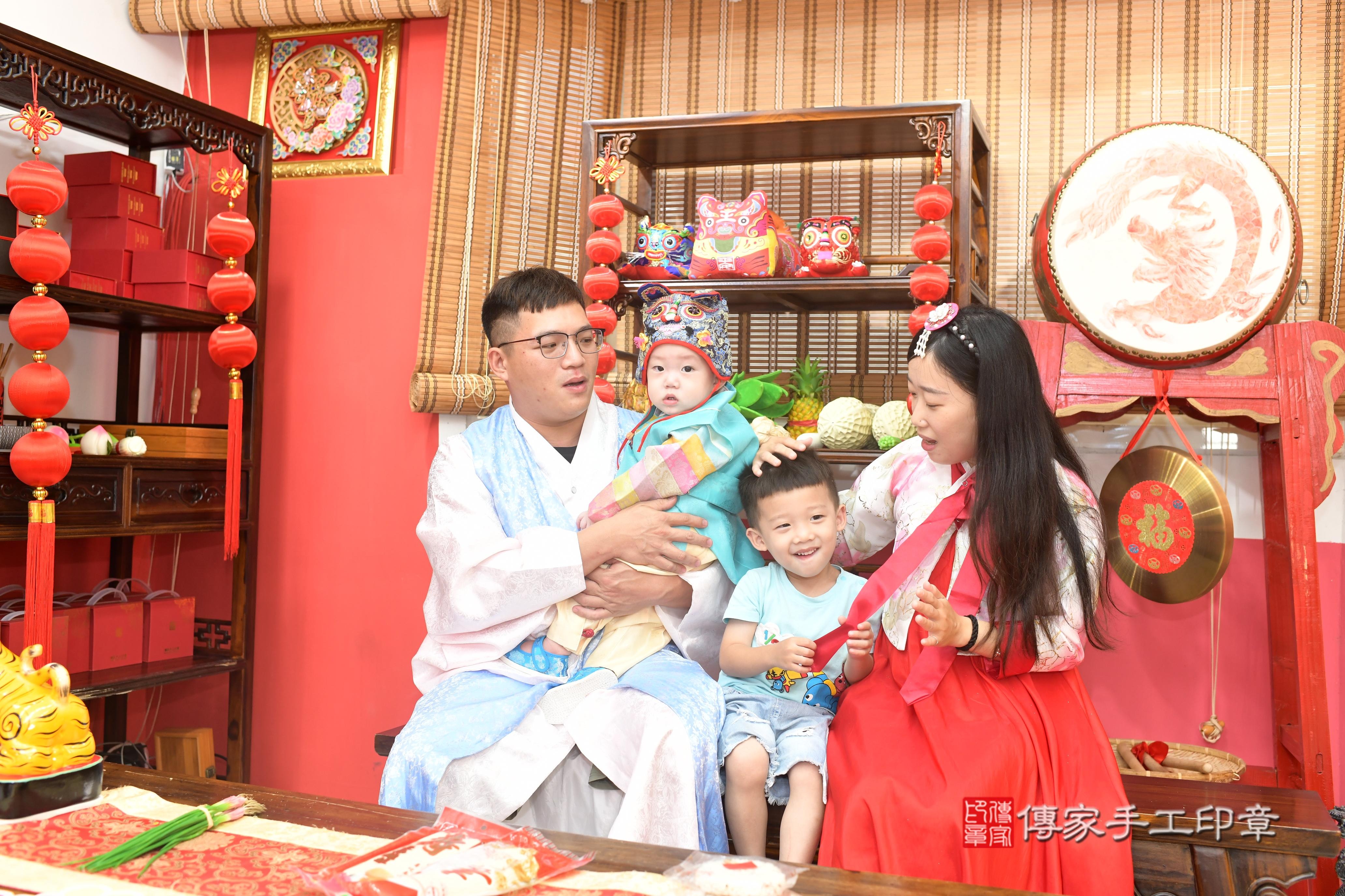 傳家手工印章高雄店、抓周、度脺、中國風會場、傳家嬰兒古禮、吉祥話、抓周道具物品24種、拍照。抓周證書。寶寶抓周、滿周歲、生日快樂、祝福 傳家手工印章高雄店、抓周、度脺、中國風會場、傳家嬰兒古禮、吉祥話、抓周道具物品24種、拍照。抓周證書。寶寶抓周、滿周歲、生日快樂、祝福