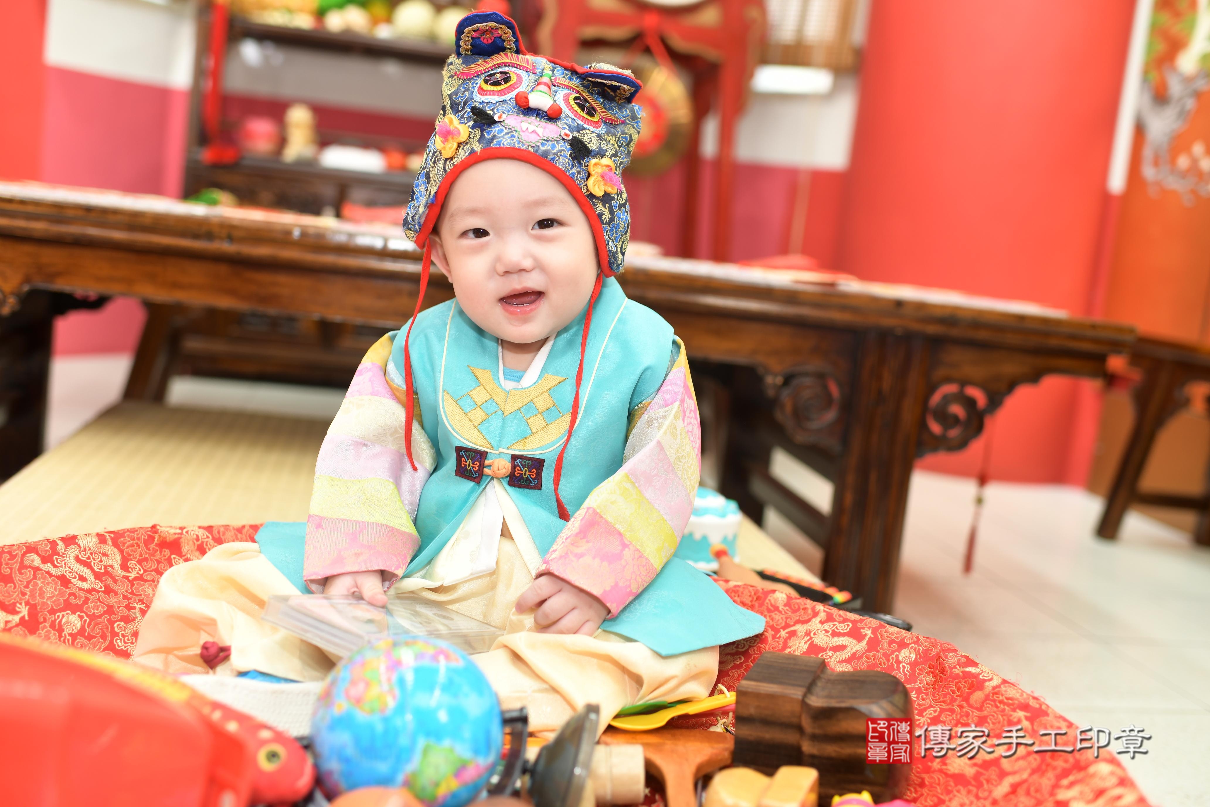 傳家手工印章高雄店、抓周、度脺、中國風會場、傳家嬰兒古禮、吉祥話、抓周道具物品24種、拍照。抓周證書。寶寶抓周、滿周歲、生日快樂、祝福 傳家手工印章高雄店、抓周、度脺、中國風會場、傳家嬰兒古禮、吉祥話、抓周道具物品24種、拍照。抓周證書。寶寶抓周、滿周歲、生日快樂、祝福