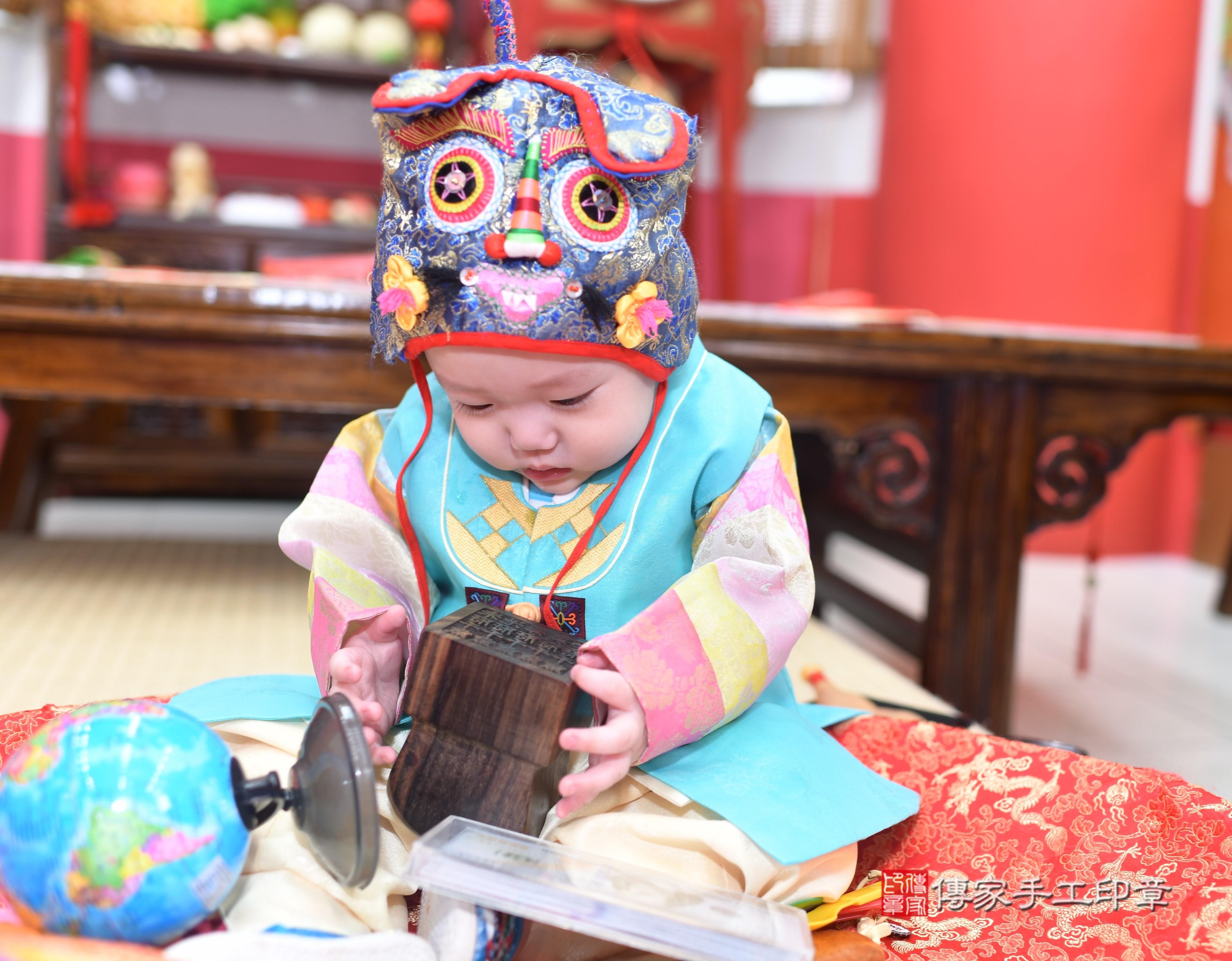 傳家手工印章高雄店、抓周、度脺、中國風會場、傳家嬰兒古禮、吉祥話、抓周道具物品24種、拍照。抓周證書。寶寶抓周、滿周歲、生日快樂、祝福 傳家手工印章高雄店、抓周、度脺、中國風會場、傳家嬰兒古禮、吉祥話、抓周道具物品24種、拍照。抓周證書。寶寶抓周、滿周歲、生日快樂、祝福