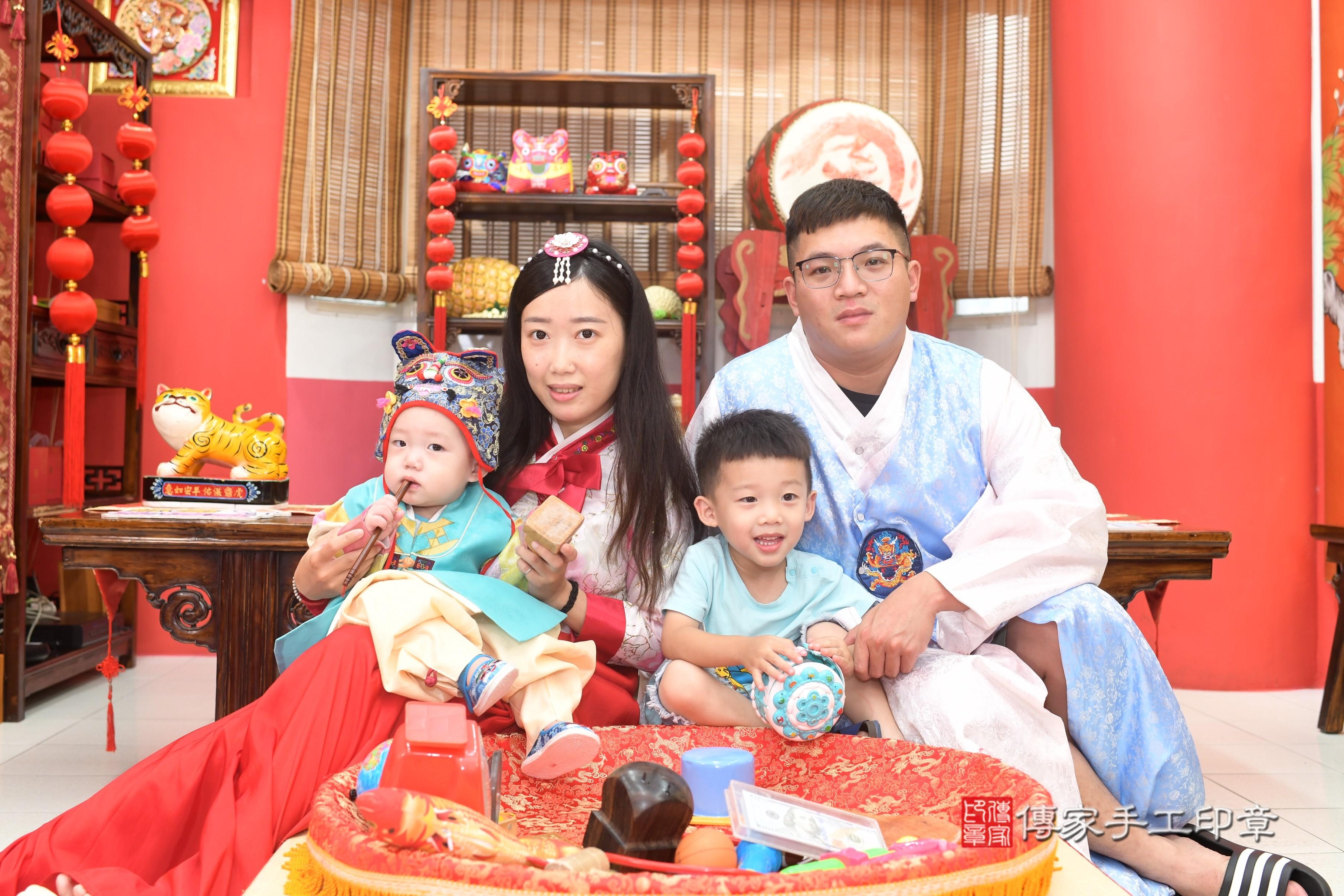 傳家手工印章高雄店、抓周、度脺、中國風會場、傳家嬰兒古禮、吉祥話、抓周道具物品24種、拍照。抓周證書。寶寶抓周、滿周歲、生日快樂、祝福 傳家手工印章高雄店、抓周、度脺、中國風會場、傳家嬰兒古禮、吉祥話、抓周道具物品24種、拍照。抓周證書。寶寶抓周、滿周歲、生日快樂、祝福