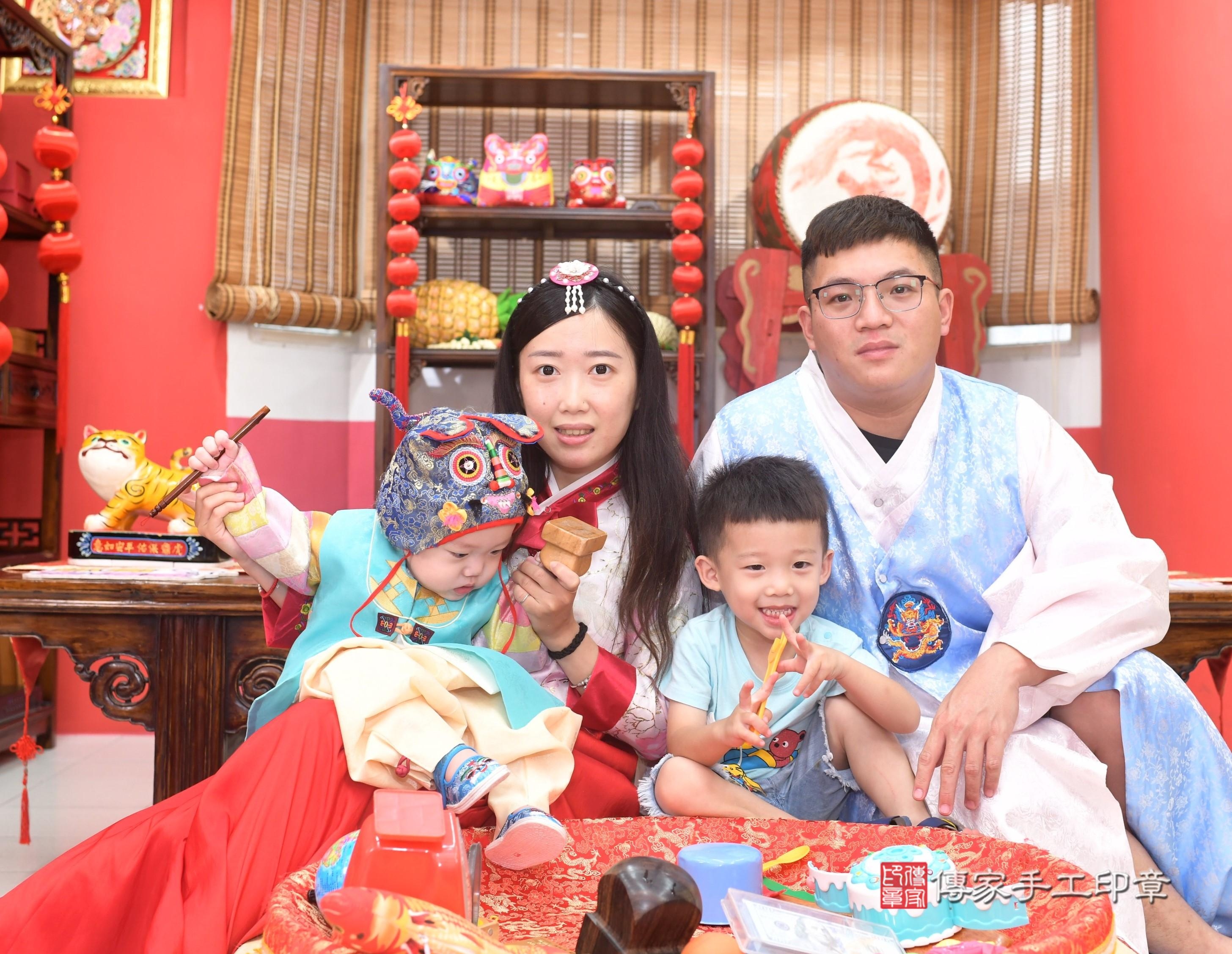 傳家手工印章高雄店、抓周、度脺、中國風會場、傳家嬰兒古禮、吉祥話、抓周道具物品24種、拍照。抓周證書。寶寶抓周、滿周歲、生日快樂、祝福 傳家手工印章高雄店、抓周、度脺、中國風會場、傳家嬰兒古禮、吉祥話、抓周道具物品24種、拍照。抓周證書。寶寶抓周、滿周歲、生日快樂、祝福