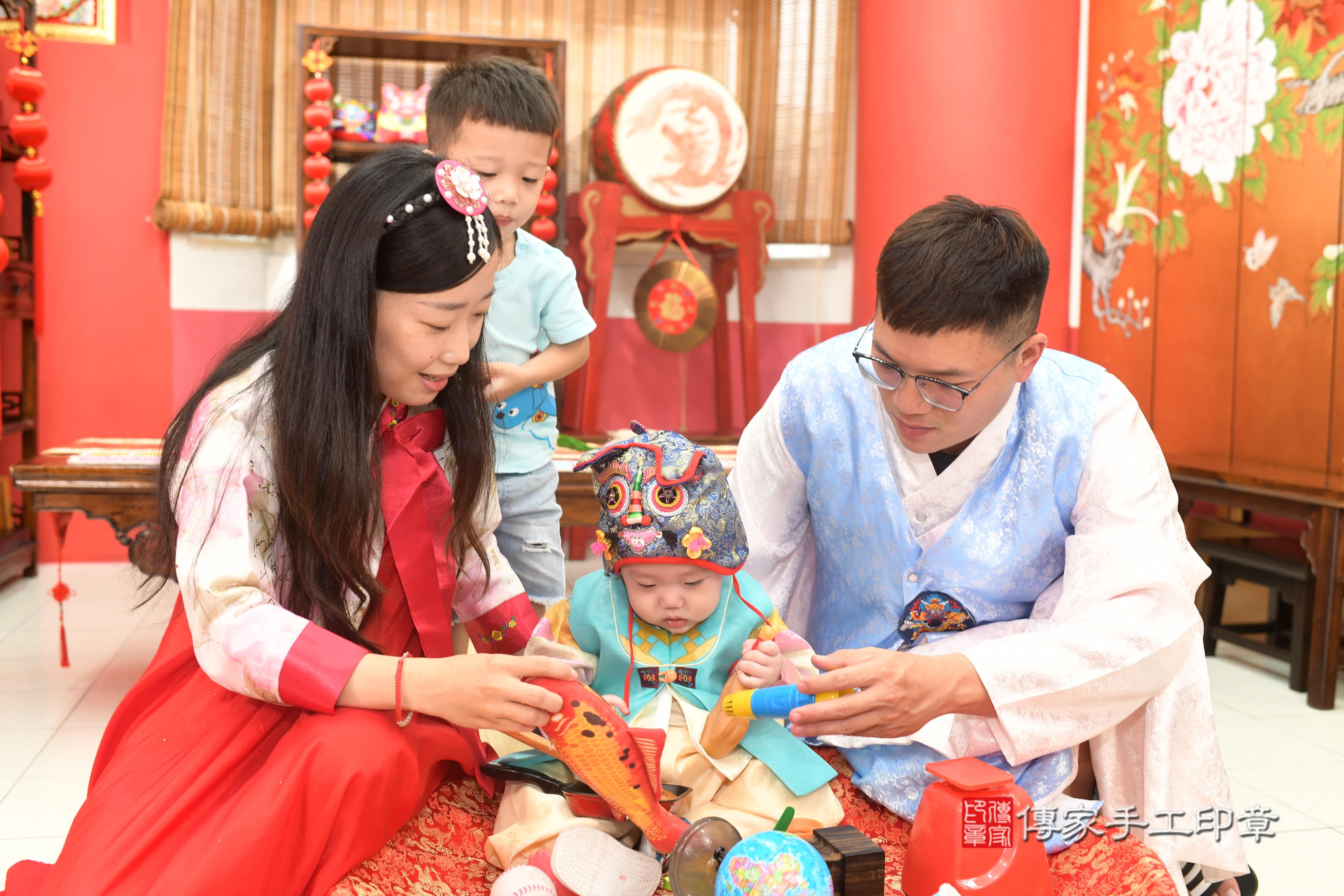 傳家手工印章高雄店、抓周、度脺、中國風會場、傳家嬰兒古禮、吉祥話、抓周道具物品24種、拍照。抓周證書。寶寶抓周、滿周歲、生日快樂、祝福 傳家手工印章高雄店、抓周、度脺、中國風會場、傳家嬰兒古禮、吉祥話、抓周道具物品24種、拍照。抓周證書。寶寶抓周、滿周歲、生日快樂、祝福