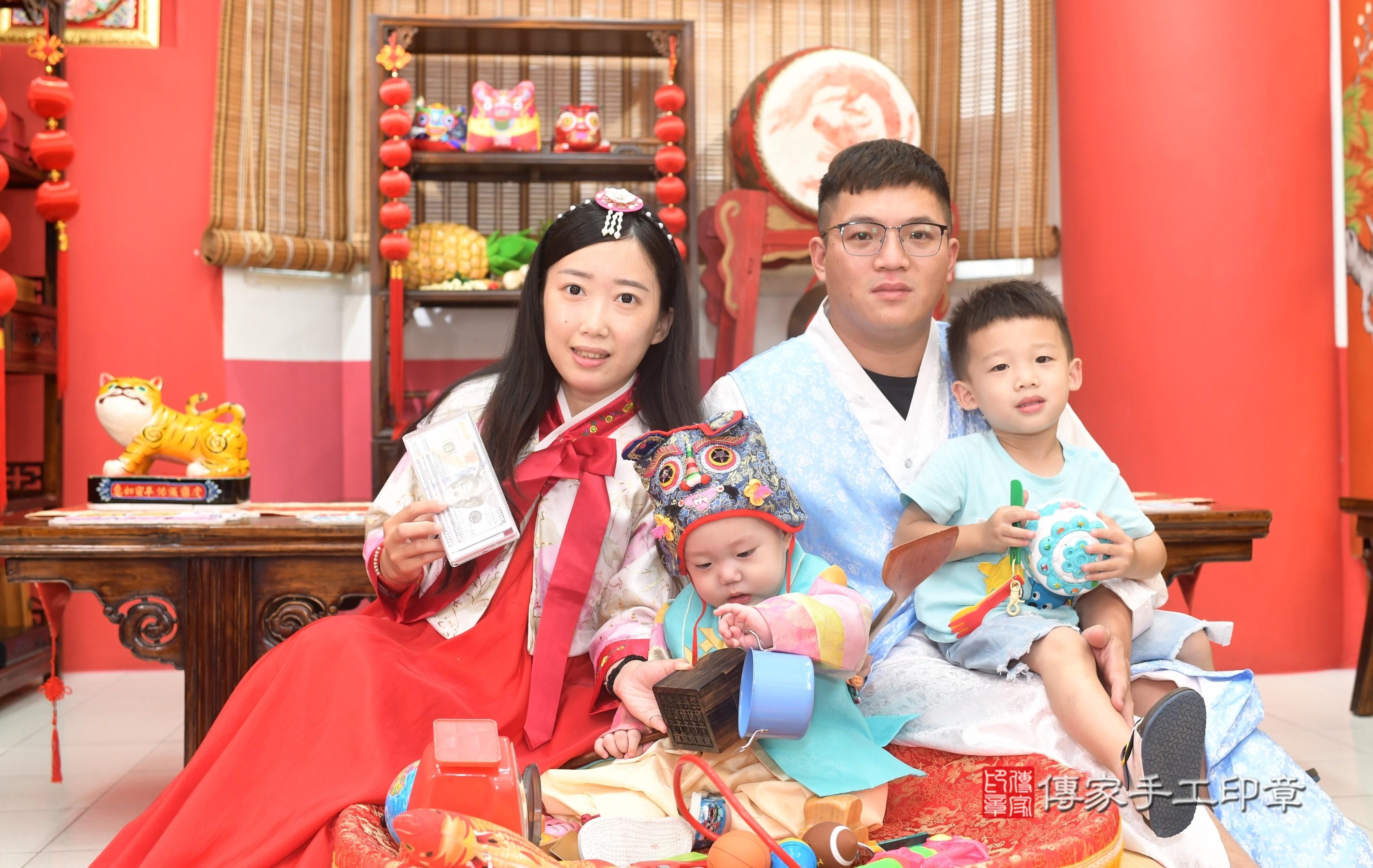 傳家手工印章高雄店、抓周、度脺、中國風會場、傳家嬰兒古禮、吉祥話、抓周道具物品24種、拍照。抓周證書。寶寶抓周、滿周歲、生日快樂、祝福 傳家手工印章高雄店、抓周、度脺、中國風會場、傳家嬰兒古禮、吉祥話、抓周道具物品24種、拍照。抓周證書。寶寶抓周、滿周歲、生日快樂、祝福