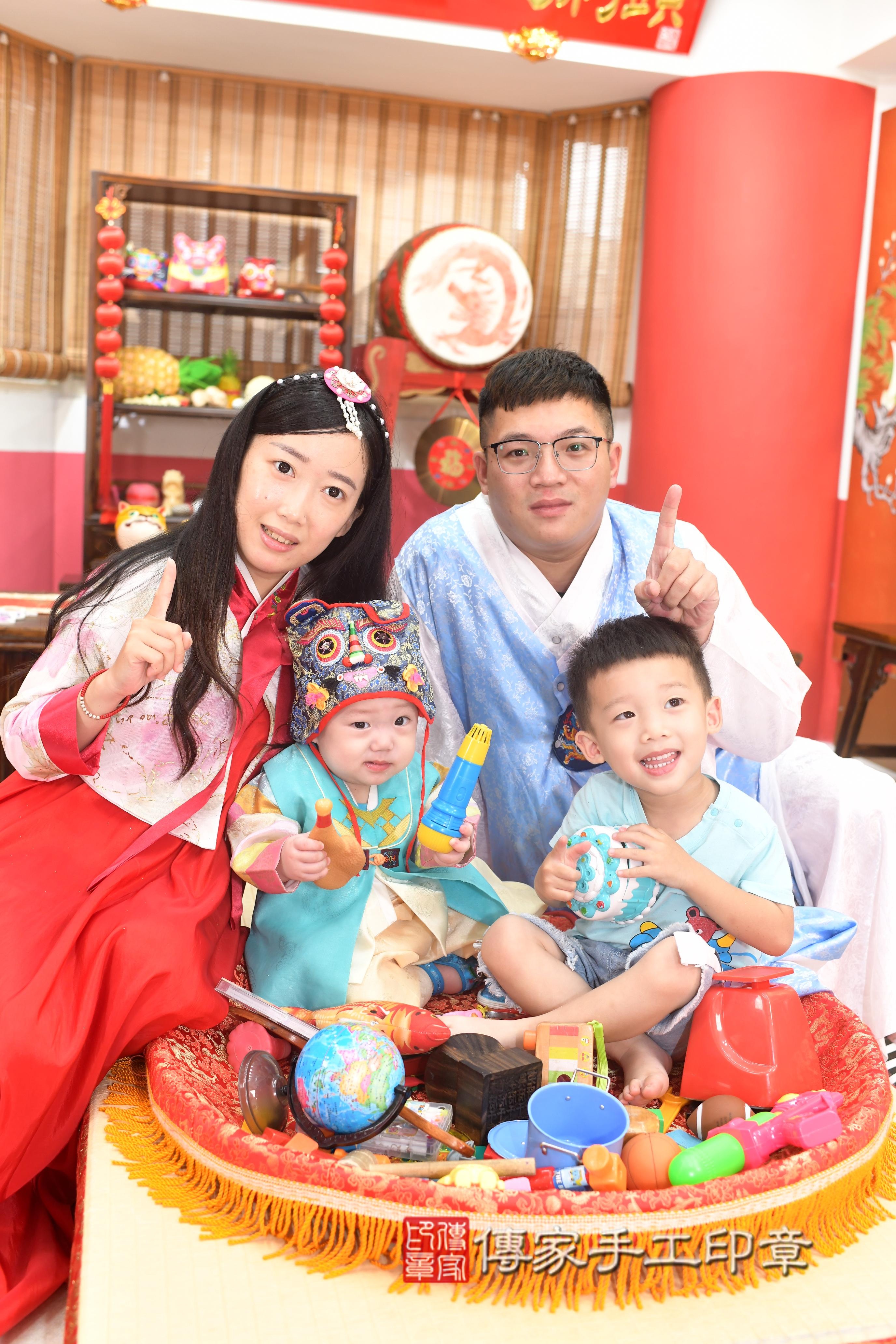 傳家手工印章高雄店、抓周、度脺、中國風會場、傳家嬰兒古禮、吉祥話、抓周道具物品24種、拍照。抓周證書。寶寶抓周、滿周歲、生日快樂、祝福 傳家手工印章高雄店、抓周、度脺、中國風會場、傳家嬰兒古禮、吉祥話、抓周道具物品24種、拍照。抓周證書。寶寶抓周、滿周歲、生日快樂、祝福