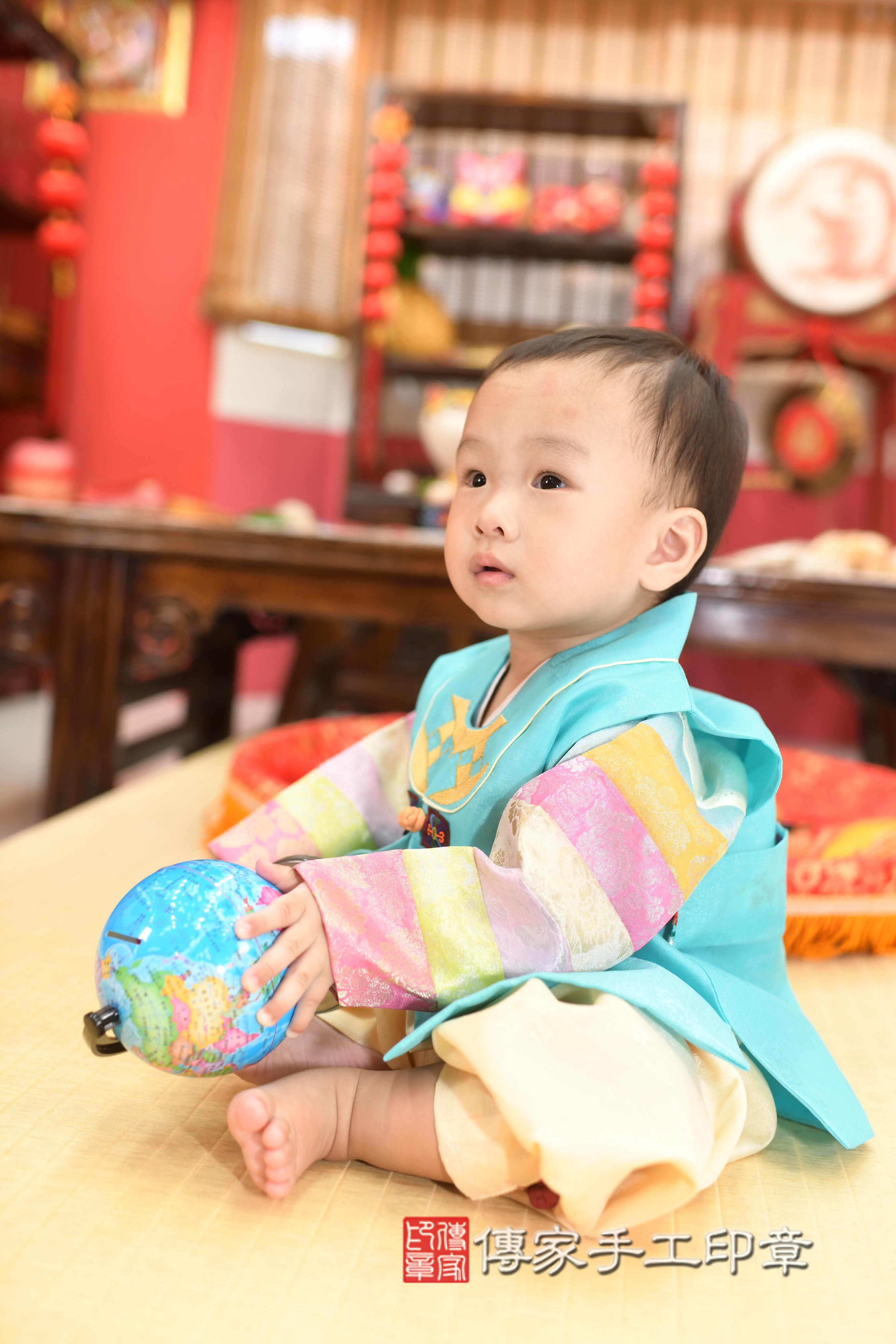 傳家手工印章高雄店、抓周、度脺、中國風會場、傳家嬰兒古禮、吉祥話、抓周道具物品24種、拍照。抓周證書。寶寶抓周、滿周歲、生日快樂、祝福 傳家手工印章高雄店、抓周、度脺、中國風會場、傳家嬰兒古禮、吉祥話、抓周道具物品24種、拍照。抓周證書。寶寶抓周、滿周歲、生日快樂、祝福