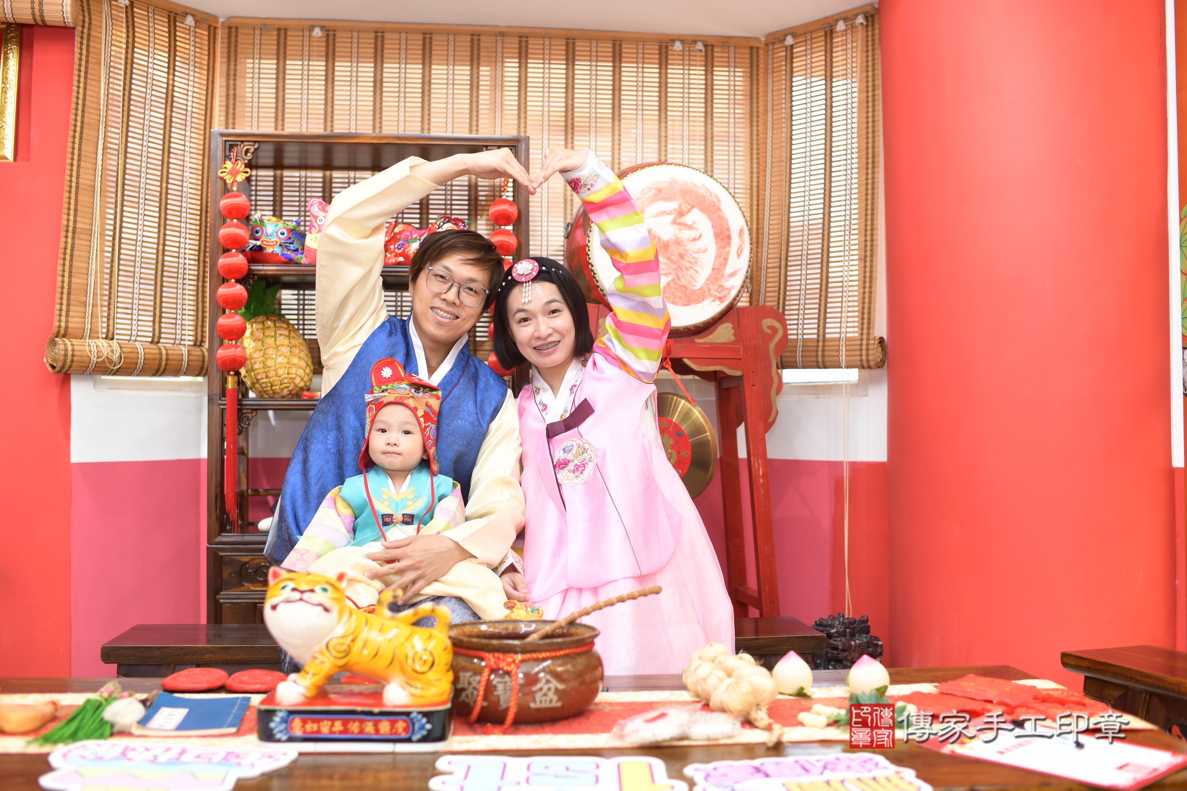 傳家手工印章高雄店、抓周、度脺、中國風會場、傳家嬰兒古禮、吉祥話、抓周道具物品24種、拍照。抓周證書。寶寶抓周、滿周歲、生日快樂、祝福 傳家手工印章高雄店、抓周、度脺、中國風會場、傳家嬰兒古禮、吉祥話、抓周道具物品24種、拍照。抓周證書。寶寶抓周、滿周歲、生日快樂、祝福