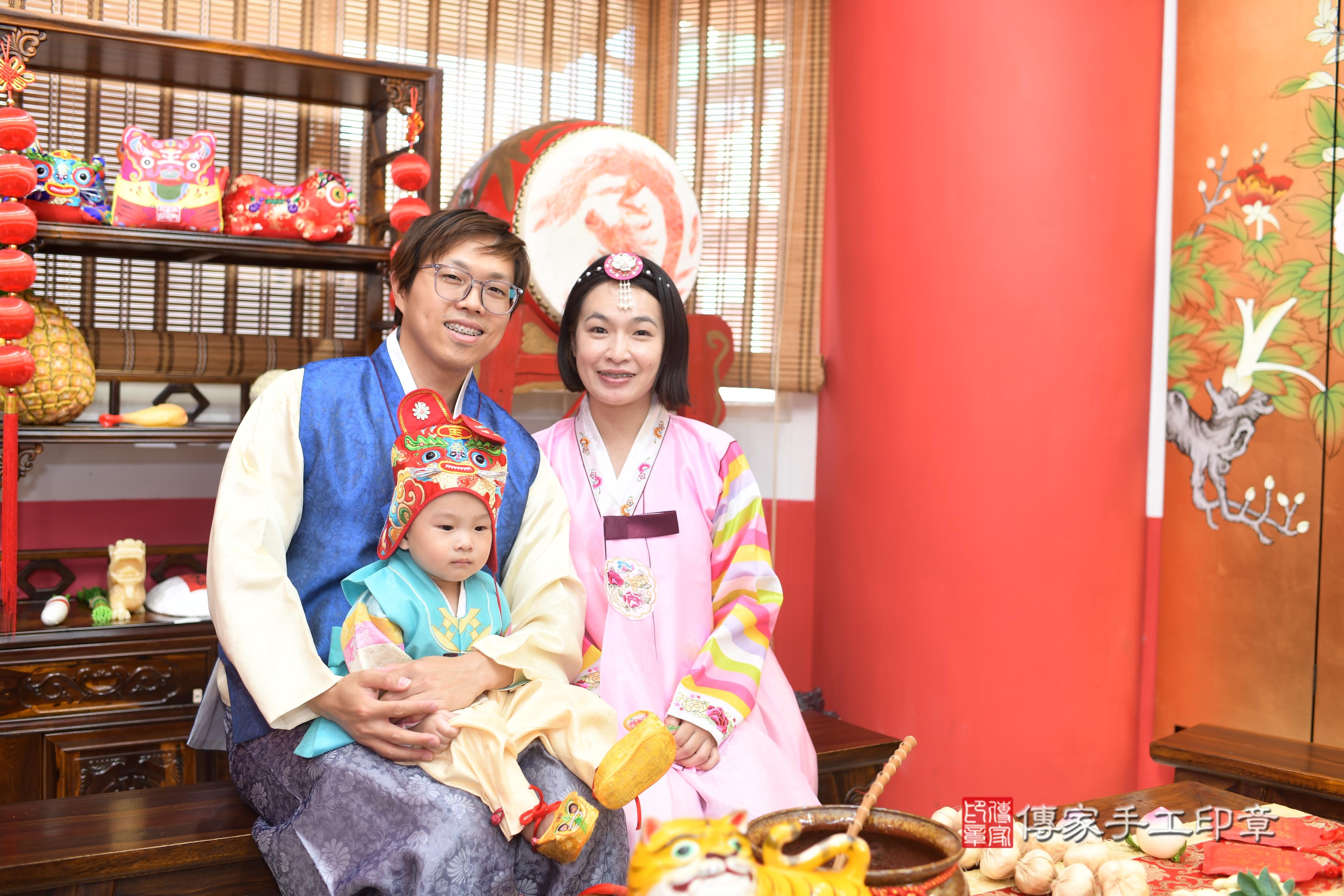 傳家手工印章高雄店、抓周、度脺、中國風會場、傳家嬰兒古禮、吉祥話、抓周道具物品24種、拍照。抓周證書。寶寶抓周、滿周歲、生日快樂、祝福 傳家手工印章高雄店、抓周、度脺、中國風會場、傳家嬰兒古禮、吉祥話、抓周道具物品24種、拍照。抓周證書。寶寶抓周、滿周歲、生日快樂、祝福