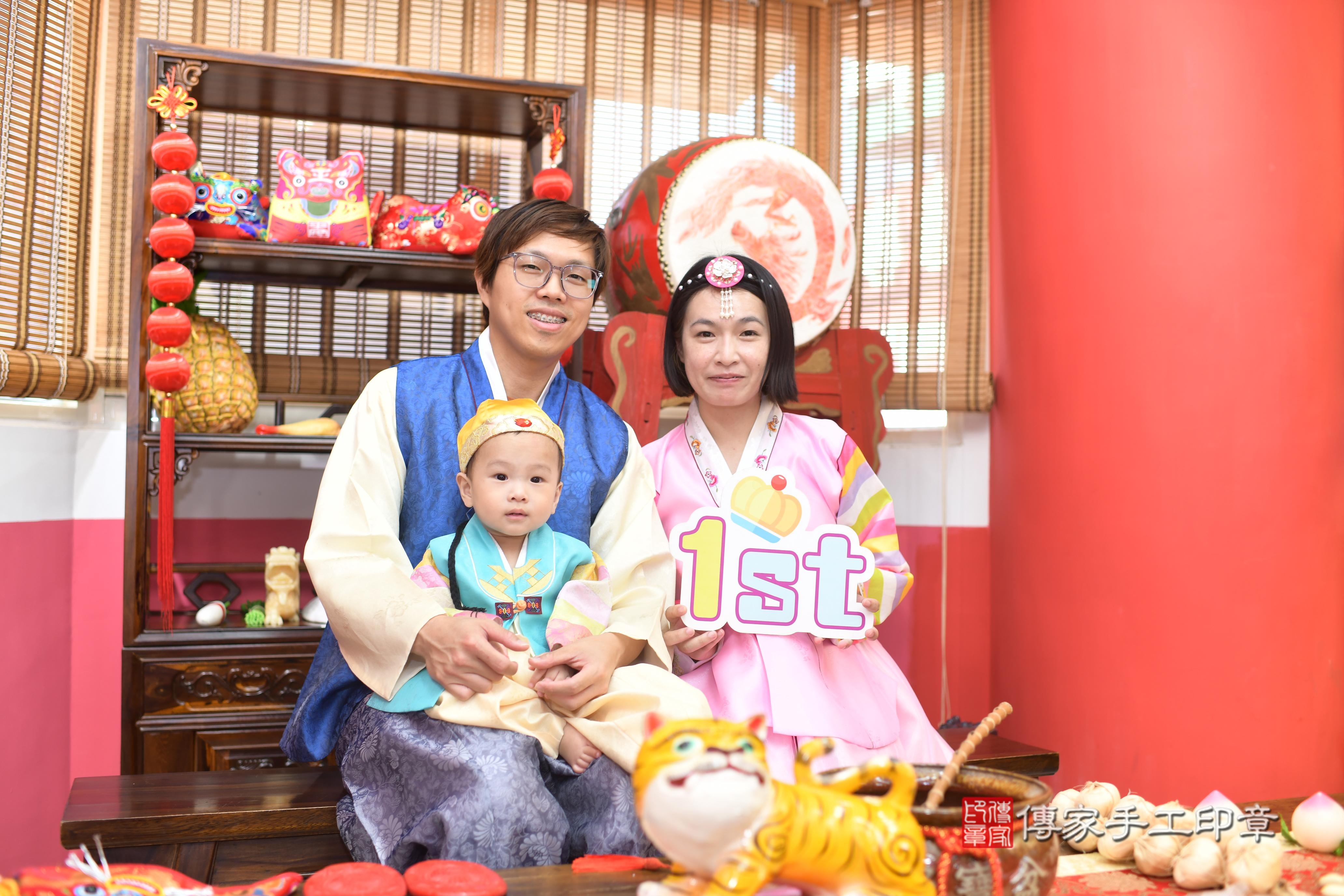 傳家手工印章高雄店、抓周、度脺、中國風會場、傳家嬰兒古禮、吉祥話、抓周道具物品24種、拍照。抓周證書。寶寶抓周、滿周歲、生日快樂、祝福 傳家手工印章高雄店、抓周、度脺、中國風會場、傳家嬰兒古禮、吉祥話、抓周道具物品24種、拍照。抓周證書。寶寶抓周、滿周歲、生日快樂、祝福