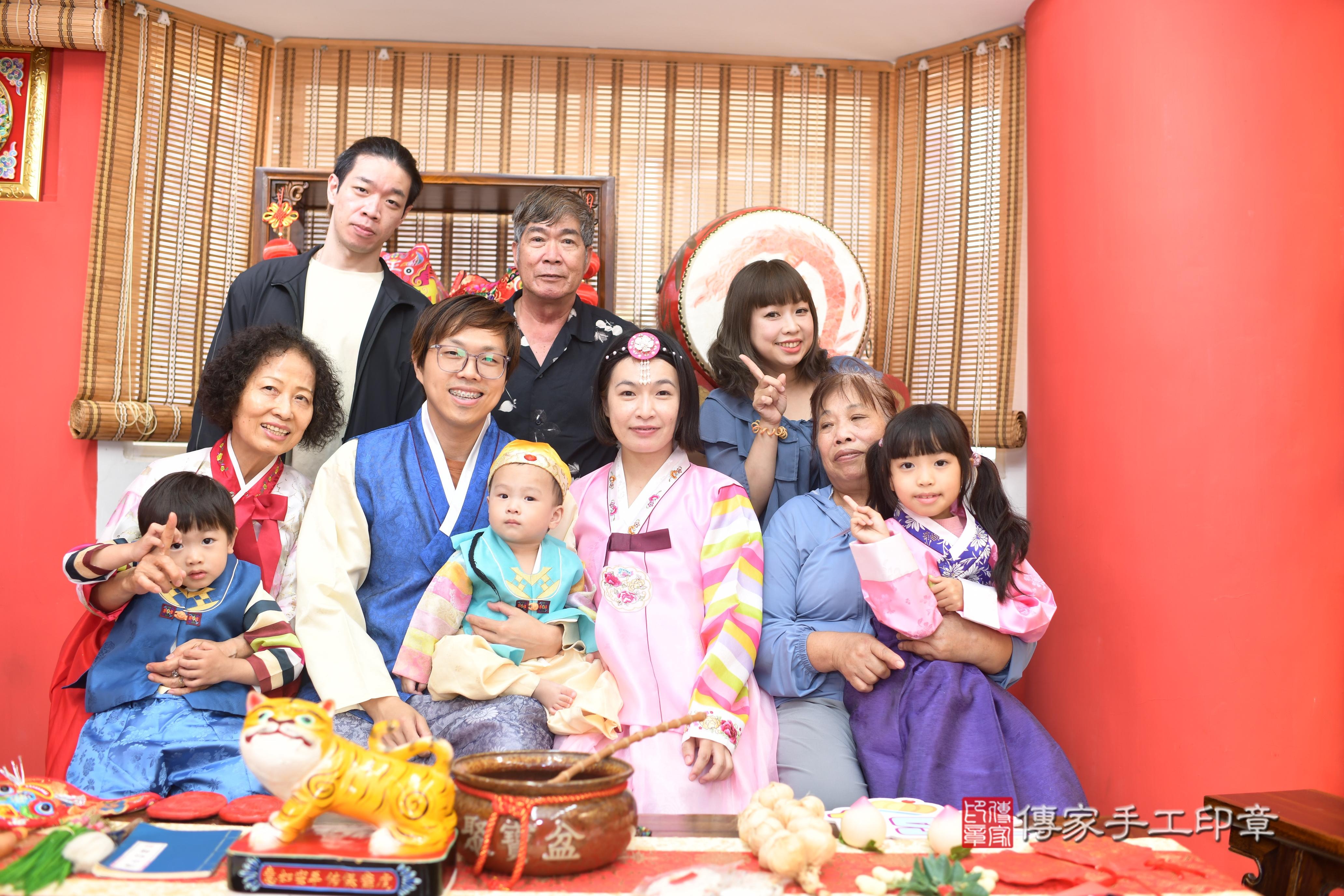 傳家手工印章高雄店、抓周、度脺、中國風會場、傳家嬰兒古禮、吉祥話、抓周道具物品24種、拍照。抓周證書。寶寶抓周、滿周歲、生日快樂、祝福 傳家手工印章高雄店、抓周、度脺、中國風會場、傳家嬰兒古禮、吉祥話、抓周道具物品24種、拍照。抓周證書。寶寶抓周、滿周歲、生日快樂、祝福