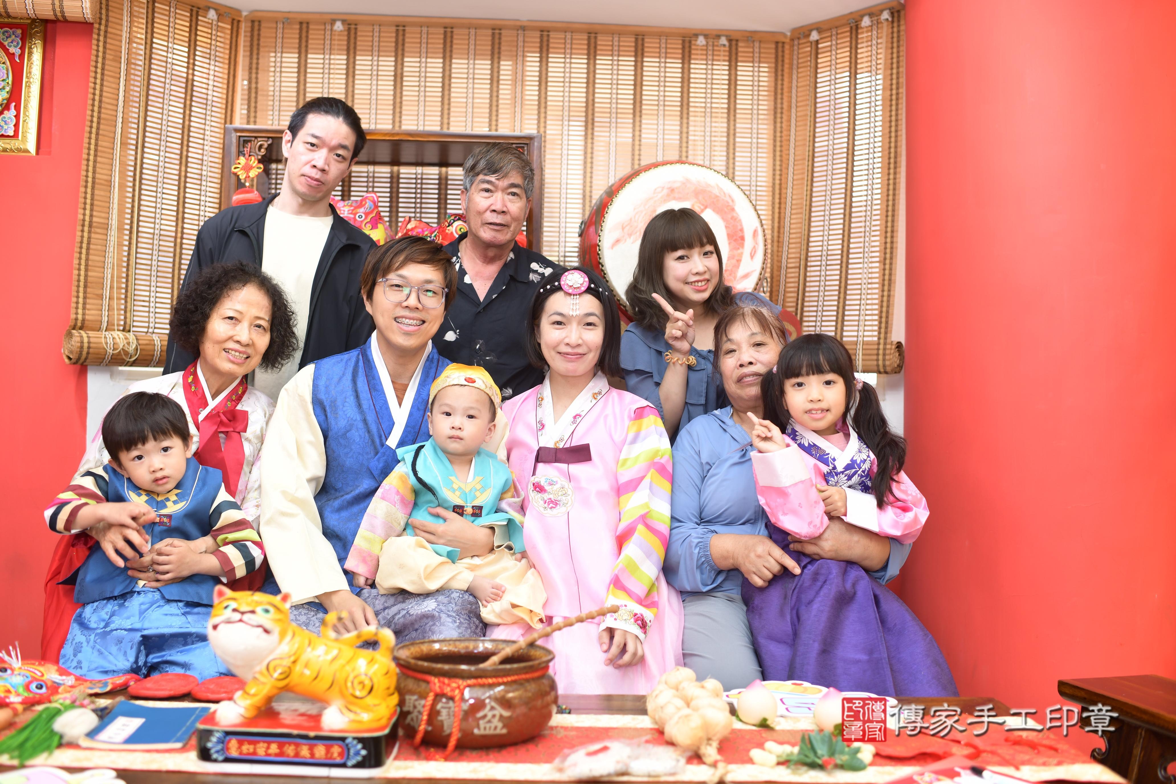 傳家手工印章高雄店、抓周、度脺、中國風會場、傳家嬰兒古禮、吉祥話、抓周道具物品24種、拍照。抓周證書。寶寶抓周、滿周歲、生日快樂、祝福 傳家手工印章高雄店、抓周、度脺、中國風會場、傳家嬰兒古禮、吉祥話、抓周道具物品24種、拍照。抓周證書。寶寶抓周、滿周歲、生日快樂、祝福