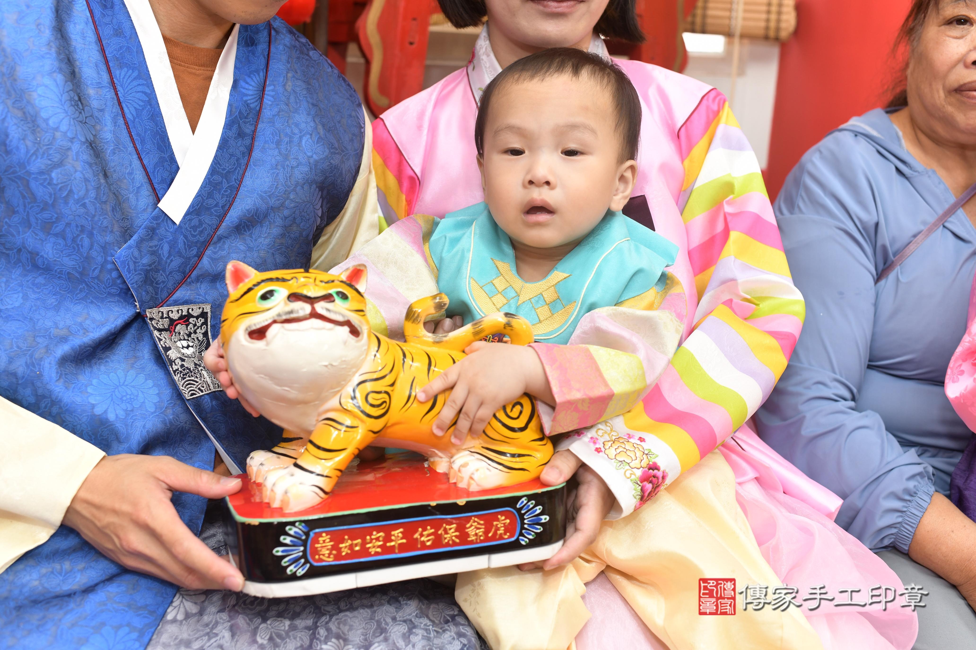 傳家手工印章高雄店、抓周、度脺、中國風會場、傳家嬰兒古禮、吉祥話、抓周道具物品24種、拍照。抓周證書。寶寶抓周、滿周歲、生日快樂、祝福 傳家手工印章高雄店、抓周、度脺、中國風會場、傳家嬰兒古禮、吉祥話、抓周道具物品24種、拍照。抓周證書。寶寶抓周、滿周歲、生日快樂、祝福