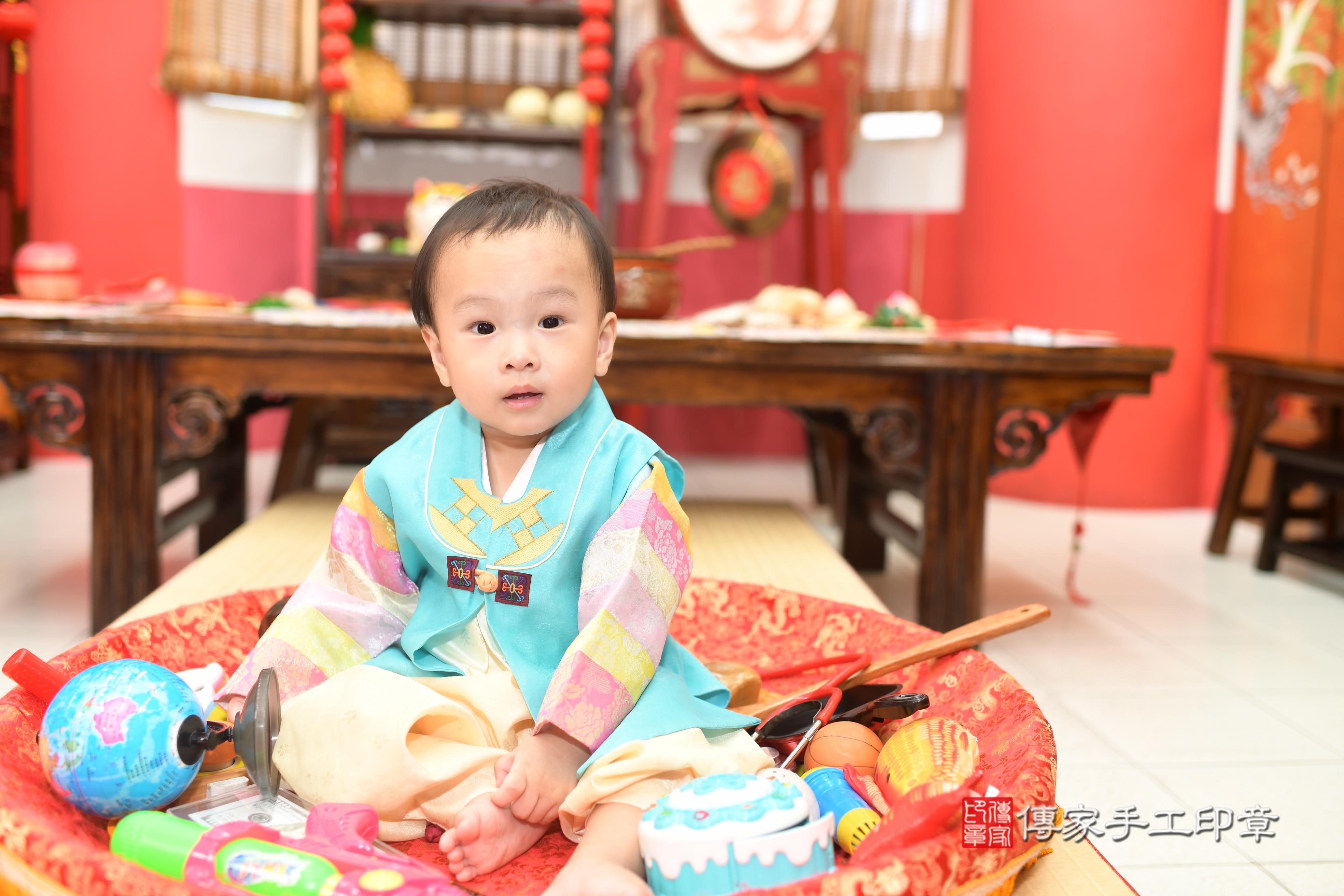 傳家手工印章高雄店、抓周、度脺、中國風會場、傳家嬰兒古禮、吉祥話、抓周道具物品24種、拍照。抓周證書。寶寶抓周、滿周歲、生日快樂、祝福 傳家手工印章高雄店、抓周、度脺、中國風會場、傳家嬰兒古禮、吉祥話、抓周道具物品24種、拍照。抓周證書。寶寶抓周、滿周歲、生日快樂、祝福