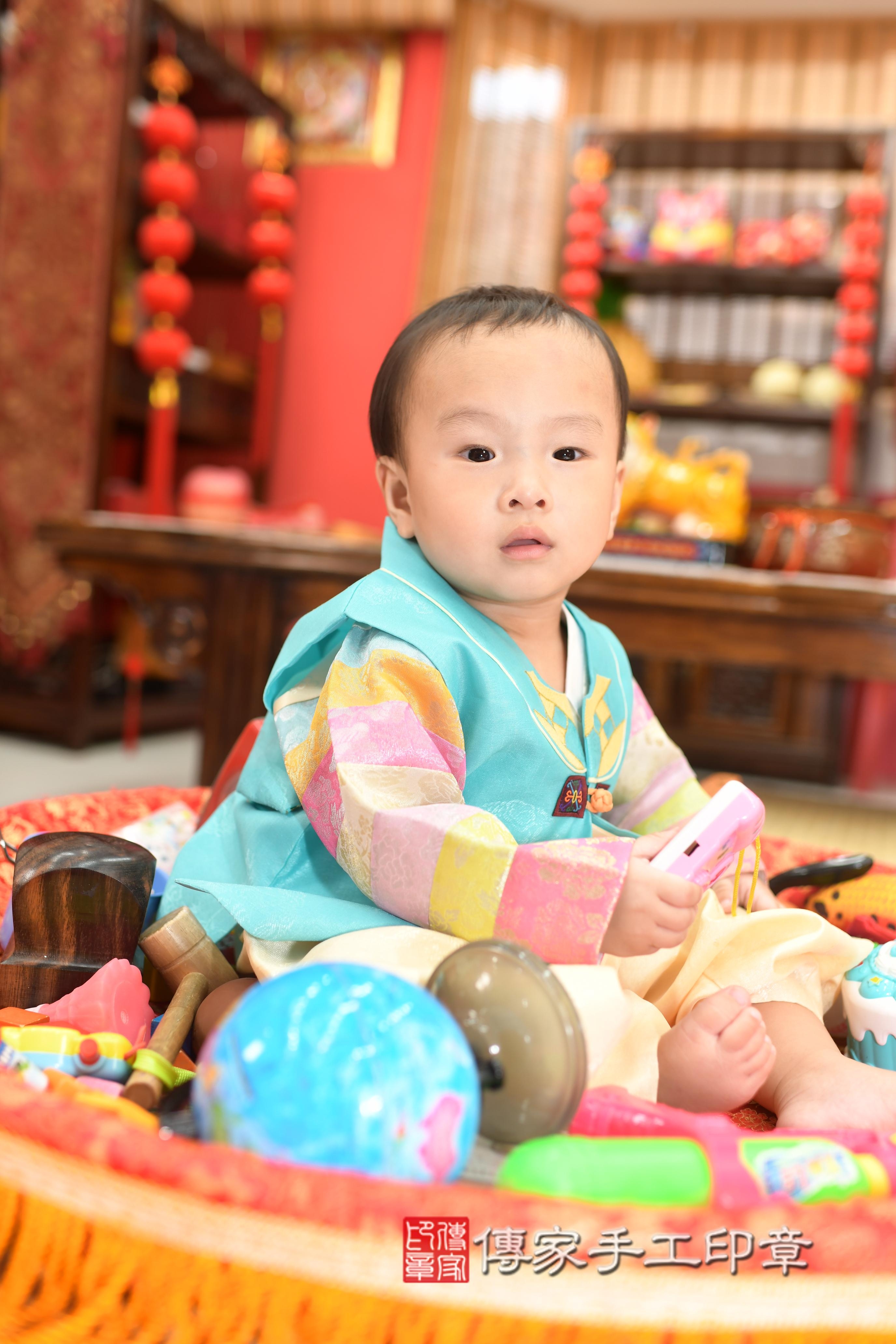 傳家手工印章高雄店、抓周、度脺、中國風會場、傳家嬰兒古禮、吉祥話、抓周道具物品24種、拍照。抓周證書。寶寶抓周、滿周歲、生日快樂、祝福 傳家手工印章高雄店、抓周、度脺、中國風會場、傳家嬰兒古禮、吉祥話、抓周道具物品24種、拍照。抓周證書。寶寶抓周、滿周歲、生日快樂、祝福