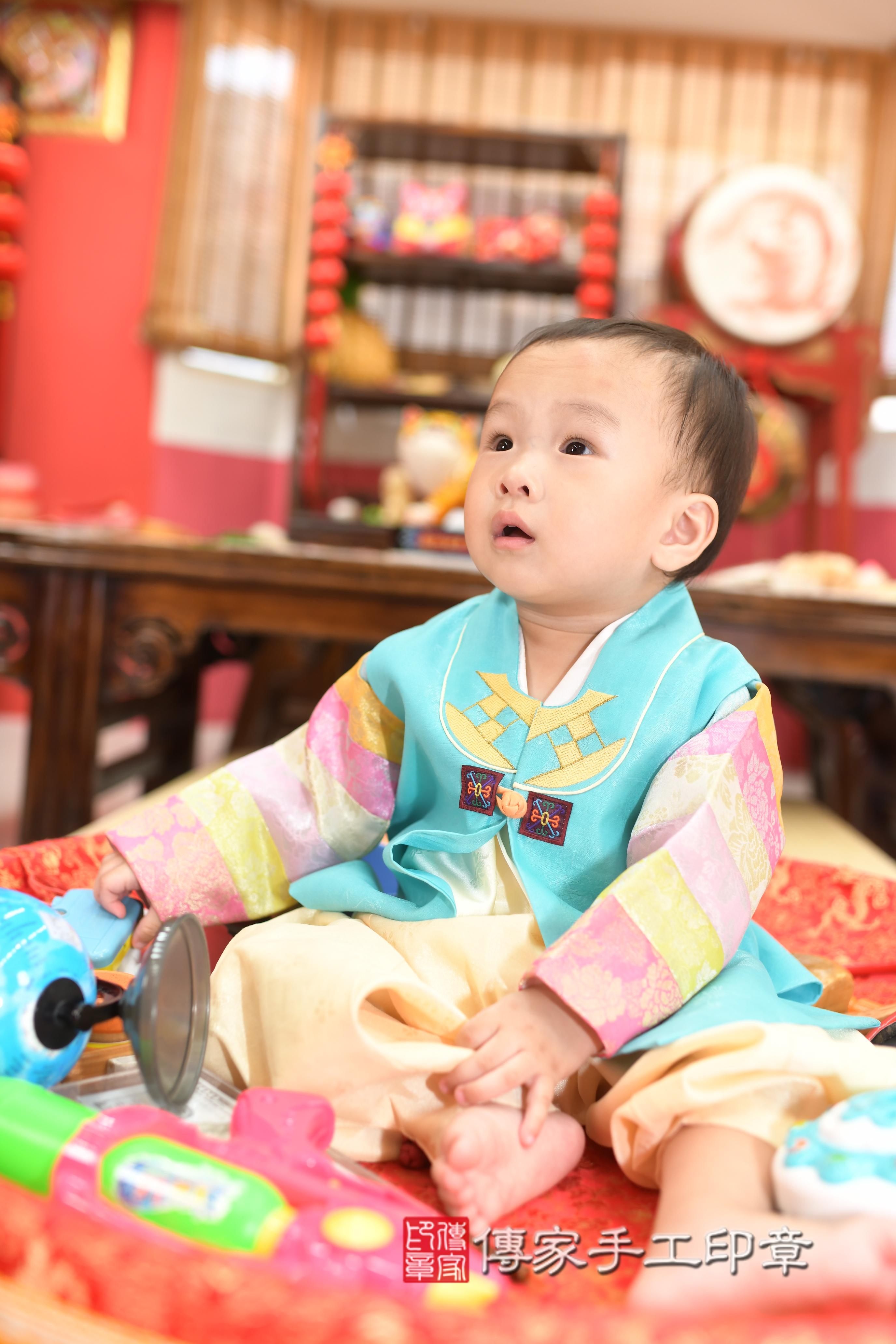 傳家手工印章高雄店、抓周、度脺、中國風會場、傳家嬰兒古禮、吉祥話、抓周道具物品24種、拍照。抓周證書。寶寶抓周、滿周歲、生日快樂、祝福 傳家手工印章高雄店、抓周、度脺、中國風會場、傳家嬰兒古禮、吉祥話、抓周道具物品24種、拍照。抓周證書。寶寶抓周、滿周歲、生日快樂、祝福