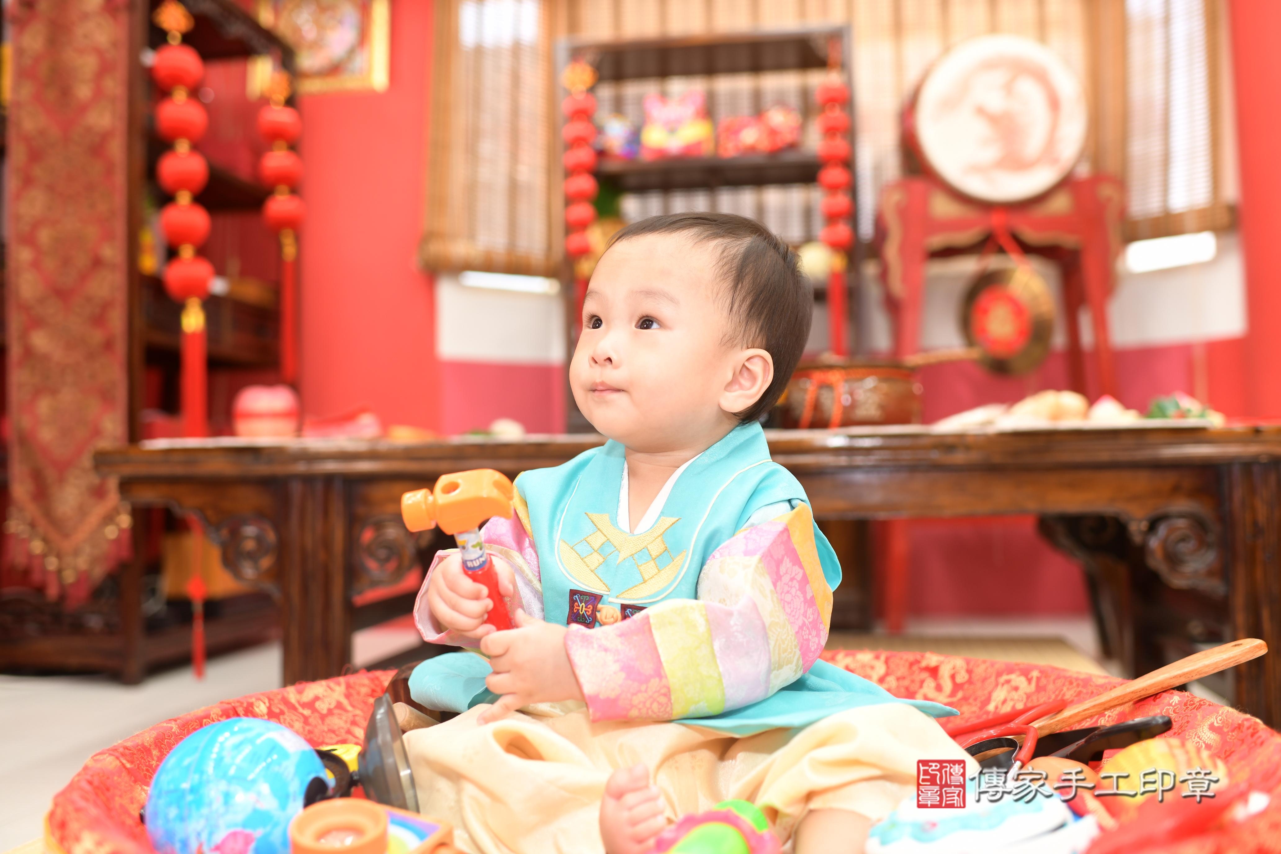 傳家手工印章高雄店、抓周、度脺、中國風會場、傳家嬰兒古禮、吉祥話、抓周道具物品24種、拍照。抓周證書。寶寶抓周、滿周歲、生日快樂、祝福 傳家手工印章高雄店、抓周、度脺、中國風會場、傳家嬰兒古禮、吉祥話、抓周道具物品24種、拍照。抓周證書。寶寶抓周、滿周歲、生日快樂、祝福