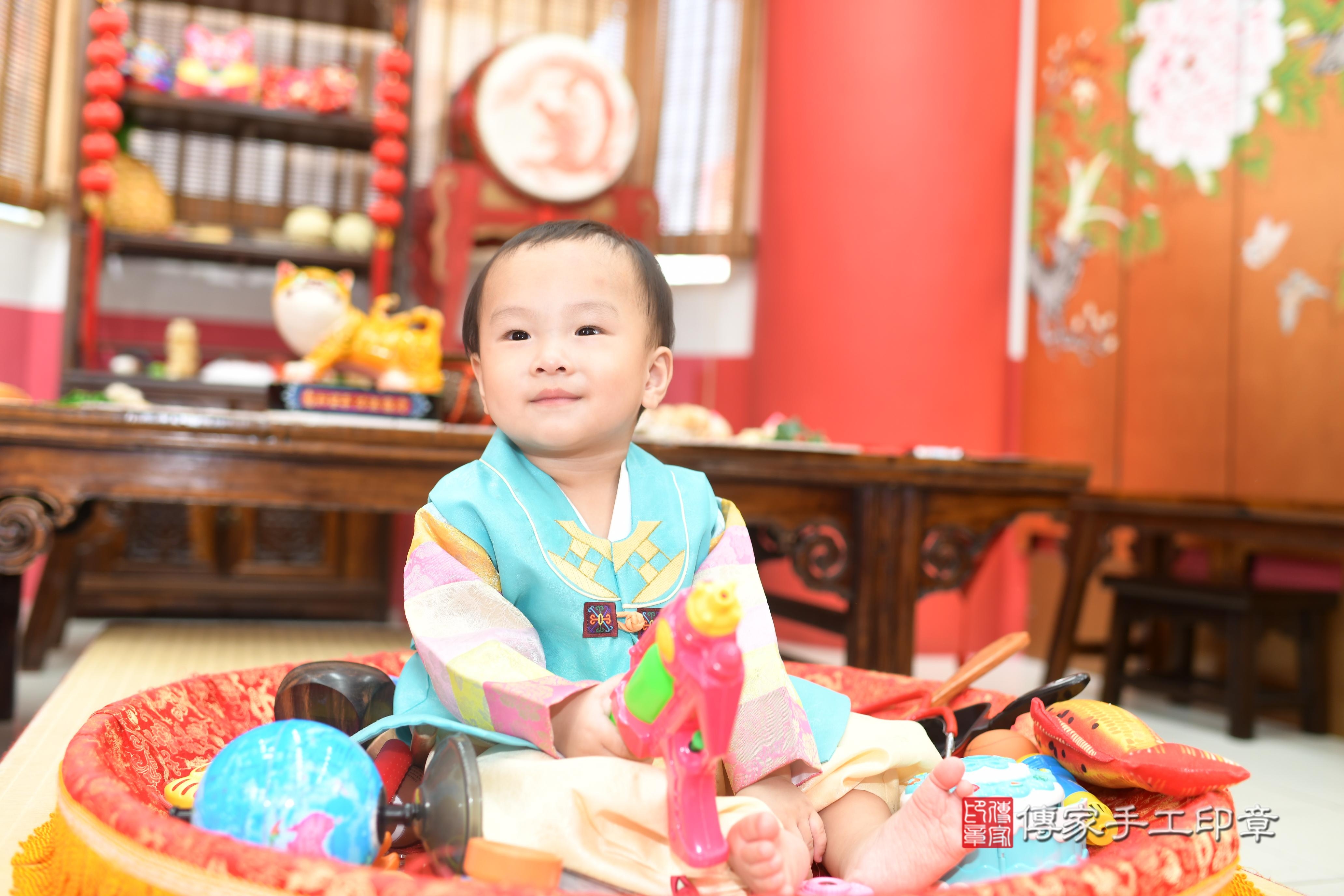 傳家手工印章高雄店、抓周、度脺、中國風會場、傳家嬰兒古禮、吉祥話、抓周道具物品24種、拍照。抓周證書。寶寶抓周、滿周歲、生日快樂、祝福 傳家手工印章高雄店、抓周、度脺、中國風會場、傳家嬰兒古禮、吉祥話、抓周道具物品24種、拍照。抓周證書。寶寶抓周、滿周歲、生日快樂、祝福