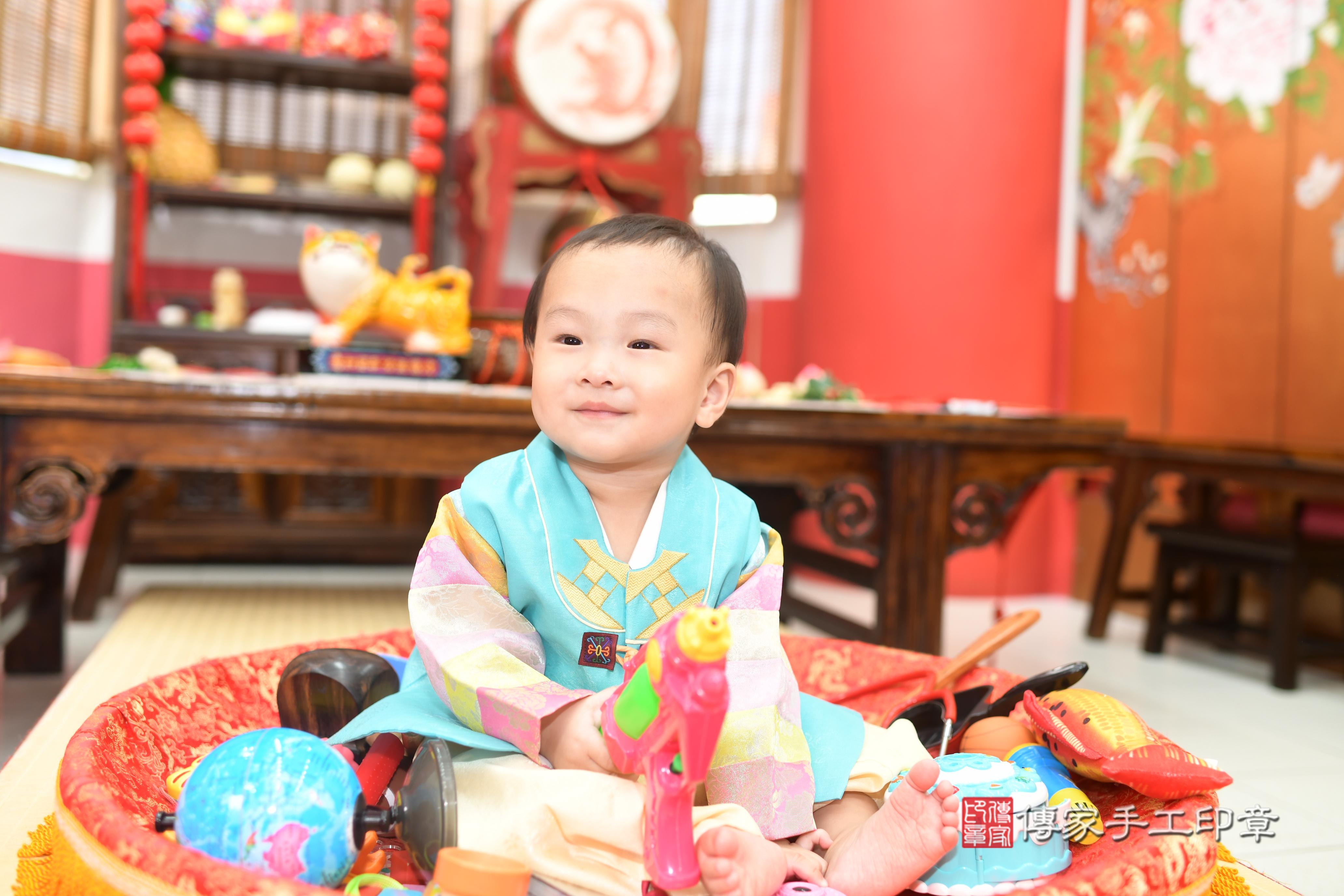 傳家手工印章高雄店、抓周、度脺、中國風會場、傳家嬰兒古禮、吉祥話、抓周道具物品24種、拍照。抓周證書。寶寶抓周、滿周歲、生日快樂、祝福 傳家手工印章高雄店、抓周、度脺、中國風會場、傳家嬰兒古禮、吉祥話、抓周道具物品24種、拍照。抓周證書。寶寶抓周、滿周歲、生日快樂、祝福