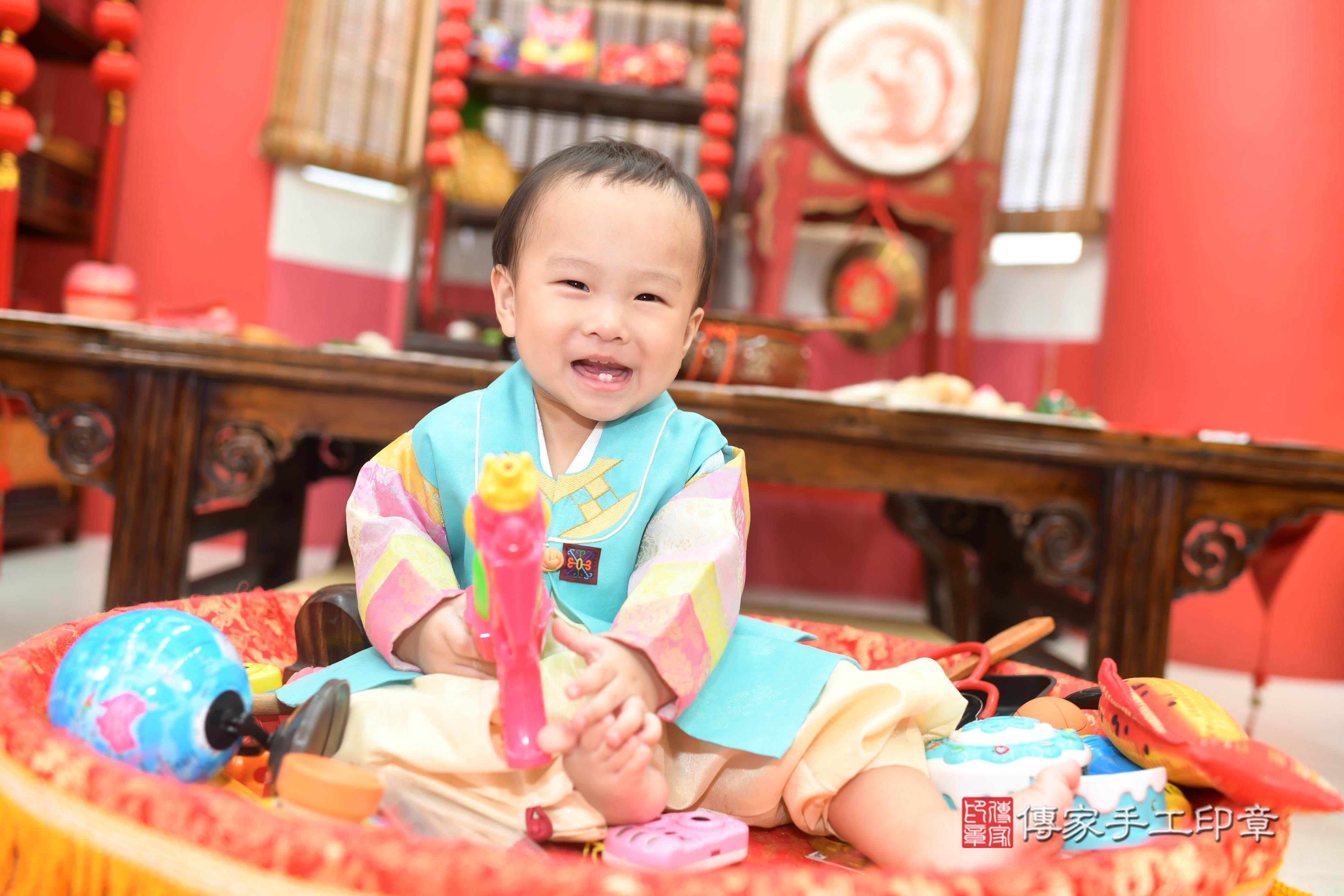 傳家手工印章高雄店、抓周、度脺、中國風會場、傳家嬰兒古禮、吉祥話、抓周道具物品24種、拍照。抓周證書。寶寶抓周、滿周歲、生日快樂、祝福 傳家手工印章高雄店、抓周、度脺、中國風會場、傳家嬰兒古禮、吉祥話、抓周道具物品24種、拍照。抓周證書。寶寶抓周、滿周歲、生日快樂、祝福