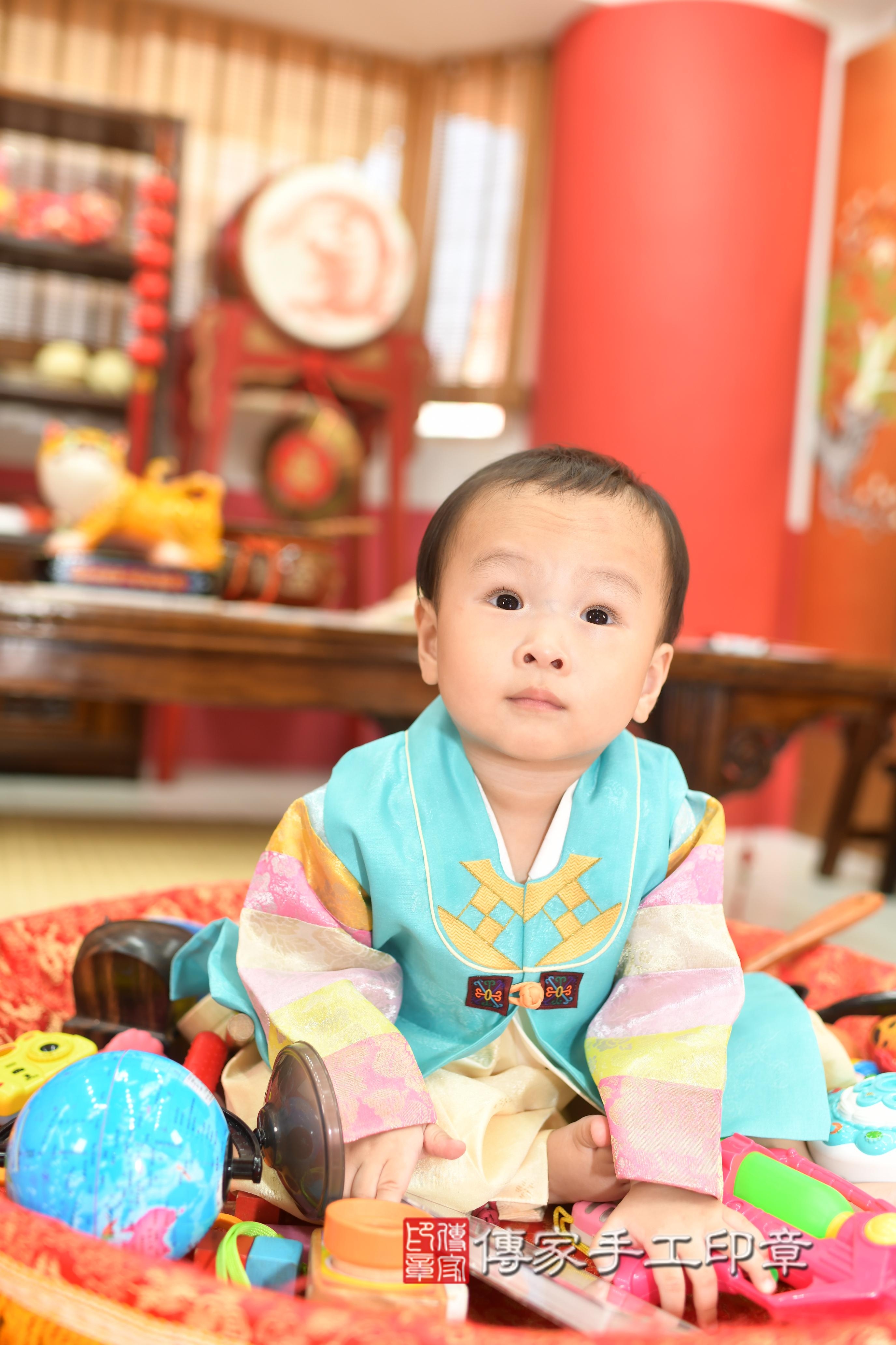 傳家手工印章高雄店、抓周、度脺、中國風會場、傳家嬰兒古禮、吉祥話、抓周道具物品24種、拍照。抓周證書。寶寶抓周、滿周歲、生日快樂、祝福 傳家手工印章高雄店、抓周、度脺、中國風會場、傳家嬰兒古禮、吉祥話、抓周道具物品24種、拍照。抓周證書。寶寶抓周、滿周歲、生日快樂、祝福