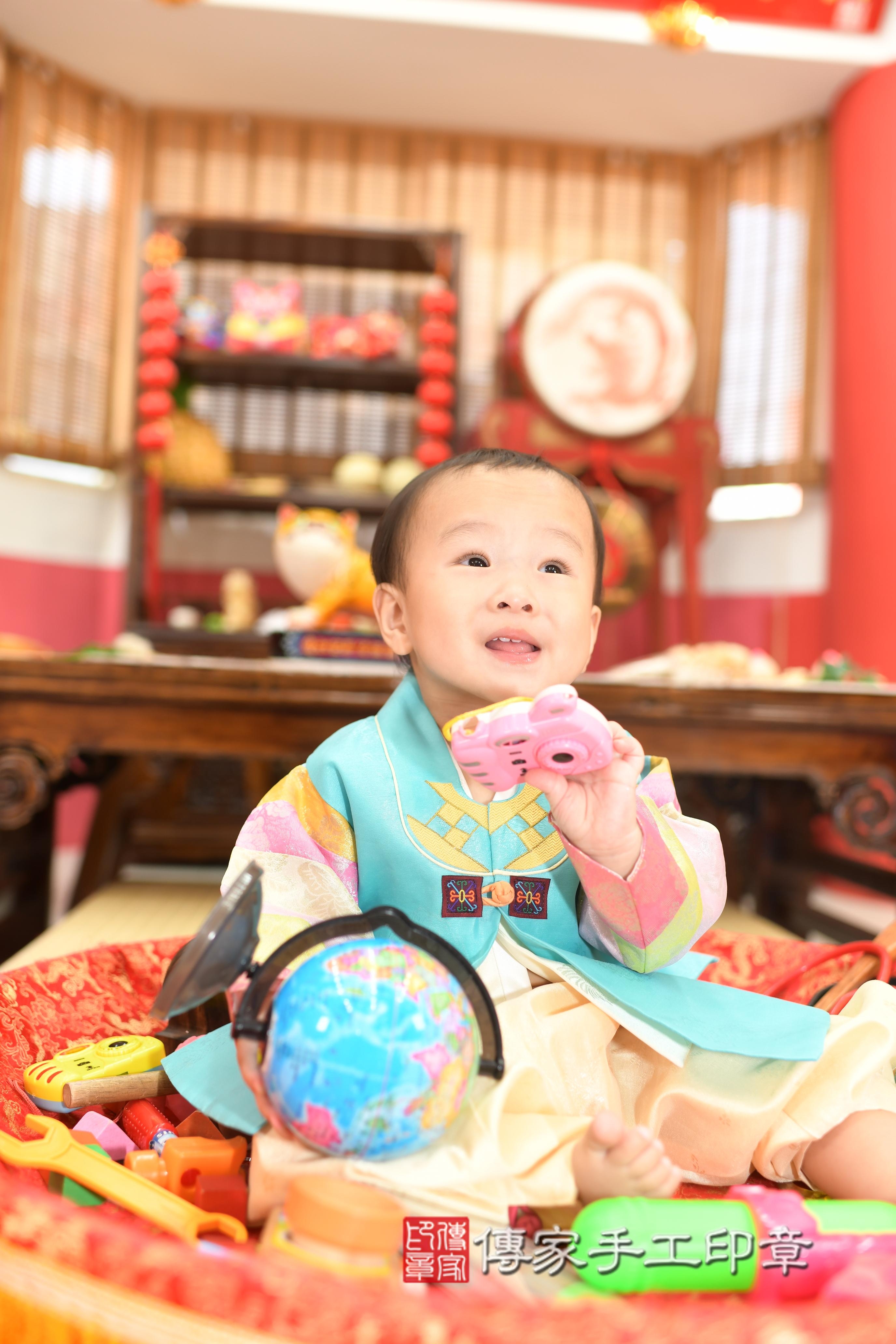 傳家手工印章高雄店、抓周、度脺、中國風會場、傳家嬰兒古禮、吉祥話、抓周道具物品24種、拍照。抓周證書。寶寶抓周、滿周歲、生日快樂、祝福 傳家手工印章高雄店、抓周、度脺、中國風會場、傳家嬰兒古禮、吉祥話、抓周道具物品24種、拍照。抓周證書。寶寶抓周、滿周歲、生日快樂、祝福