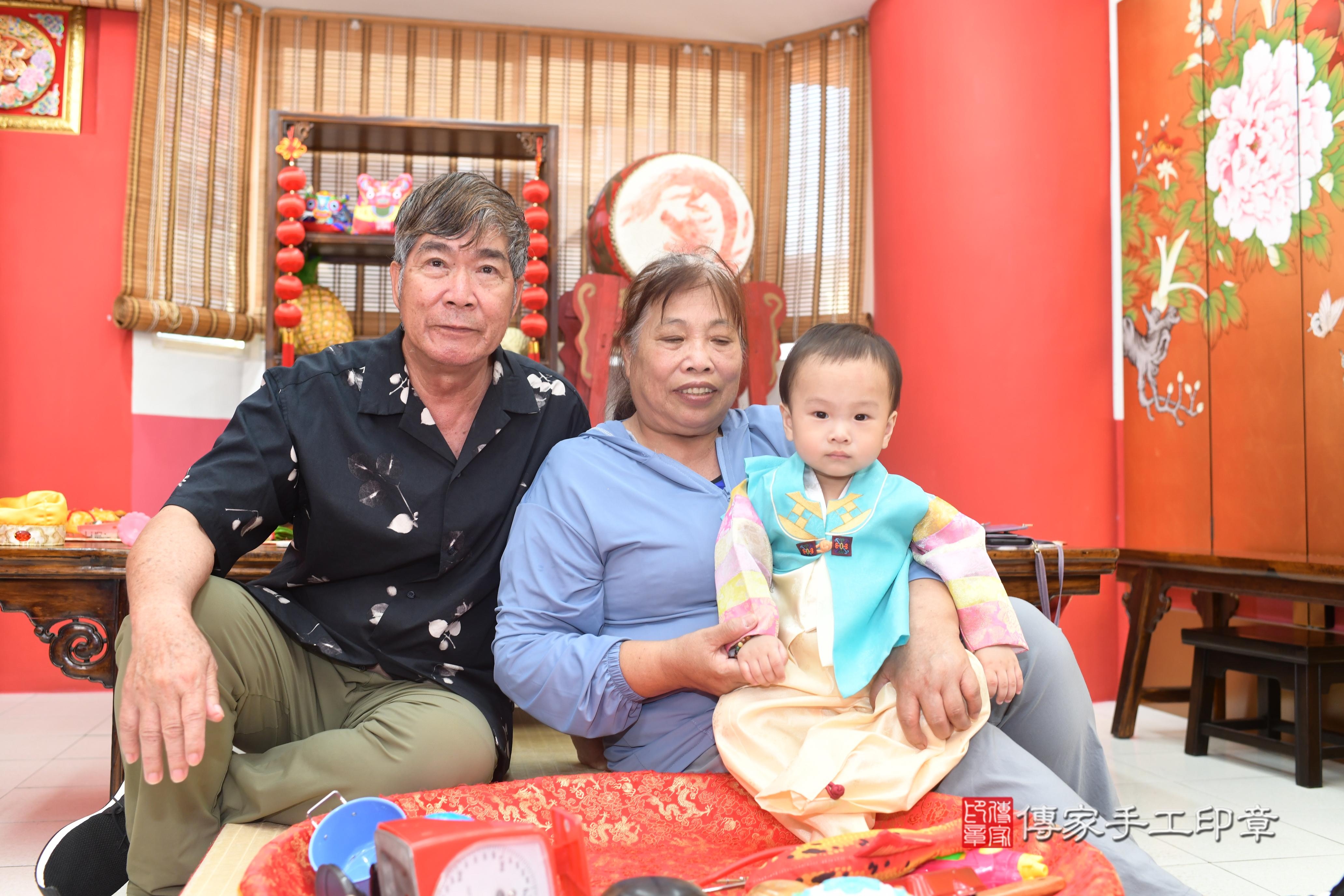 傳家手工印章高雄店、抓周、度脺、中國風會場、傳家嬰兒古禮、吉祥話、抓周道具物品24種、拍照。抓周證書。寶寶抓周、滿周歲、生日快樂、祝福 傳家手工印章高雄店、抓周、度脺、中國風會場、傳家嬰兒古禮、吉祥話、抓周道具物品24種、拍照。抓周證書。寶寶抓周、滿周歲、生日快樂、祝福